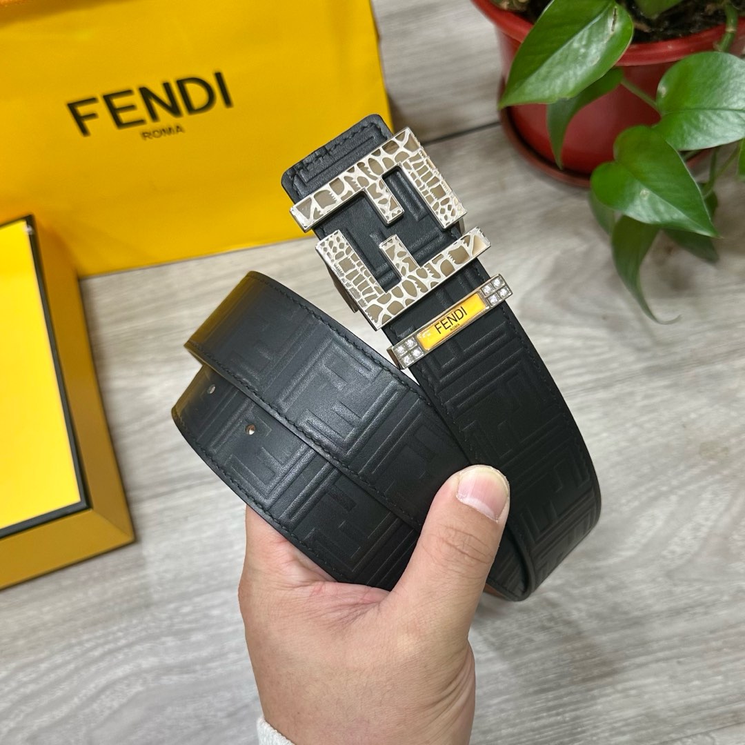 
        FENDl （芬迪）宽38MM双面原版小牛皮 搭配单钌钯电镀扣 完美的手感.油边 出众