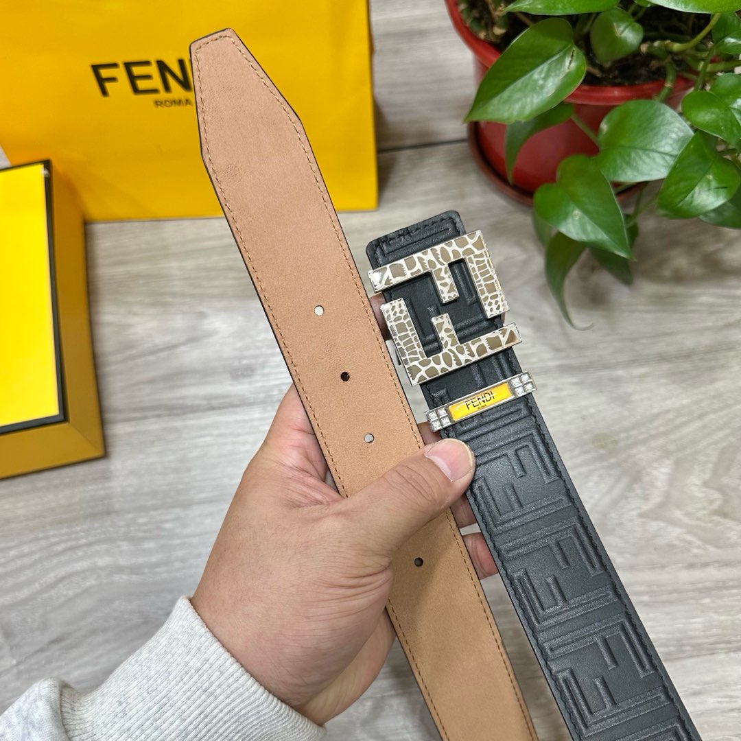 
        FENDl （芬迪）宽38MM双面原版小牛皮 搭配单钌钯电镀扣 完美的手感.油边 出众