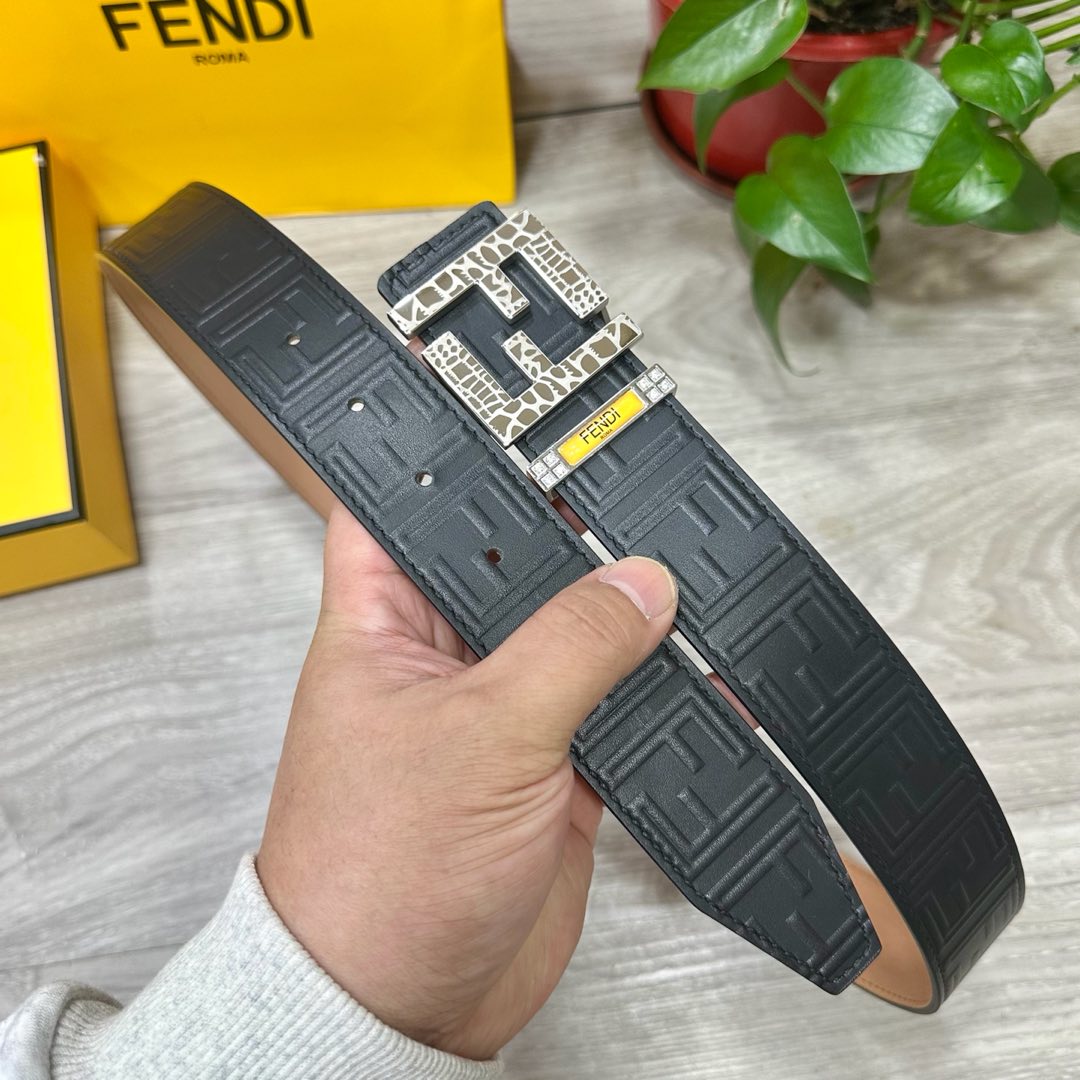 
        FENDl （芬迪）宽38MM双面原版小牛皮 搭配单钌钯电镀扣 完美的手感.油边 出众