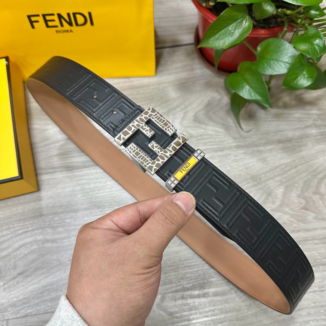 
        FENDl （芬迪）宽38MM双面原版小牛皮 搭配单钌钯电镀扣 完美的手感.油边 出众
