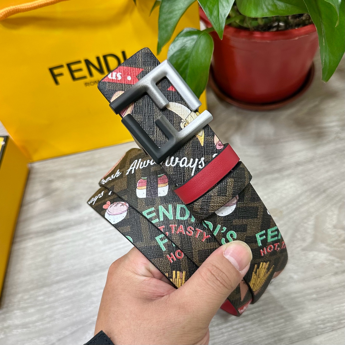
     FENDI（芬迪）专柜同款 宽4.0CM 双环正反两面用腰带 FF按钉搭扣 红色Cuoio 