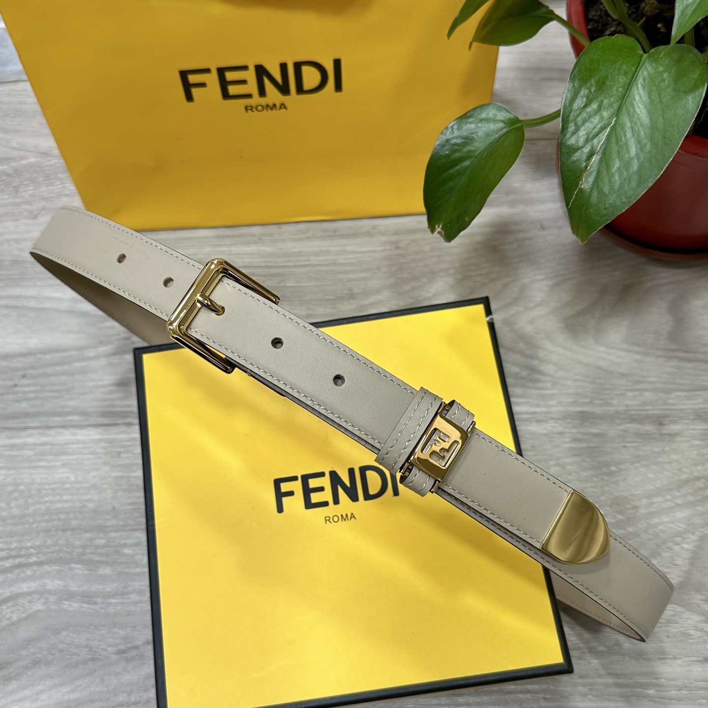
 FENDl/芬迪 女士腰带 宽25MM，原单进口小牛皮，搭配原单钌钯电镀F扣，手感.油边近乎完美，原