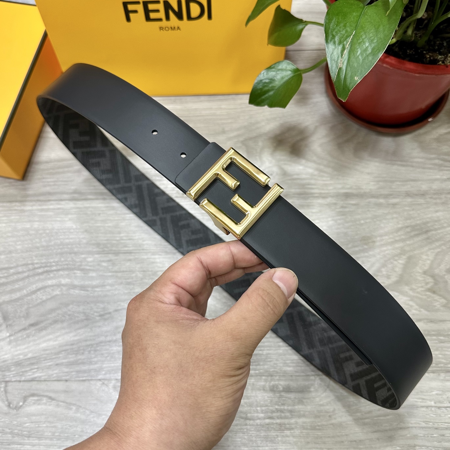 PYJ\n     FENDI（芬迪）专柜同款 宽.0CM 双环正反用腰带 FF按钉搭扣 黑色Cuoio  Romano皮革材质 反面面料带有烟草黄和黑色FF图案 四方金属饰面 时尚经典 百搭款