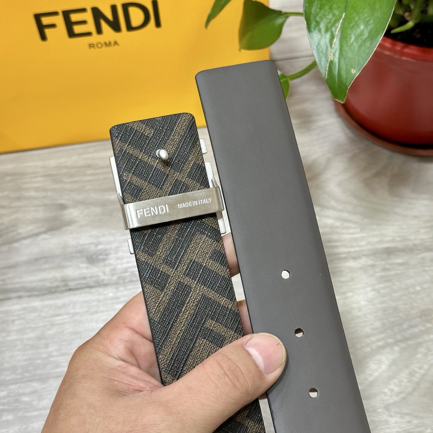 
     FENDI（芬迪）专柜同款 宽4.0CM 双环正反用腰带 FF按钉搭扣 咖啡色Cuoio  