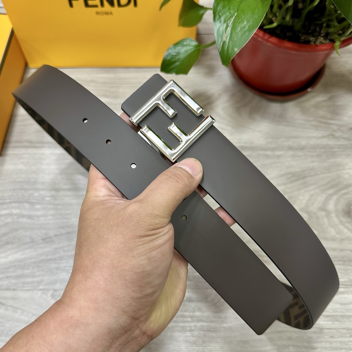 
     FENDI（芬迪）专柜同款 宽4.0CM 双环正反用腰带 FF按钉搭扣 咖啡色Cuoio  