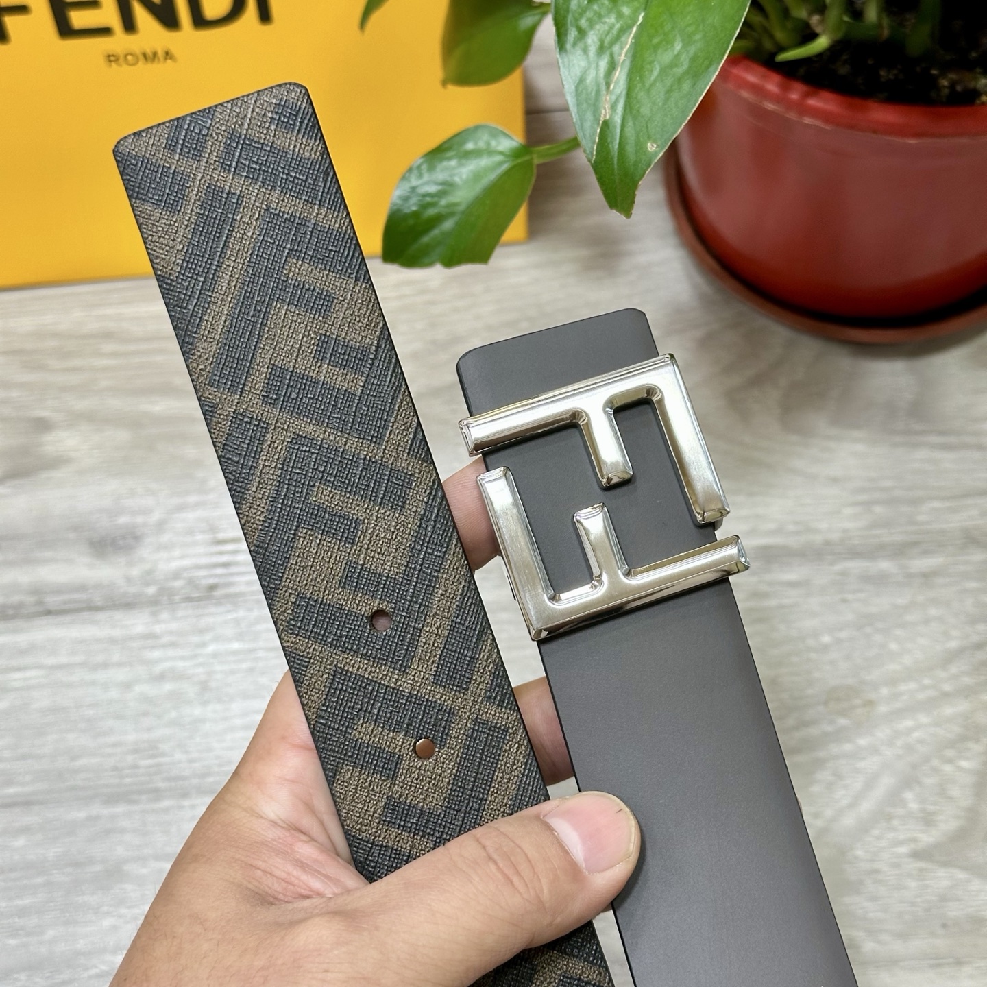 
     FENDI（芬迪）专柜同款 宽4.0CM 双环正反用腰带 FF按钉搭扣 咖啡色Cuoio  