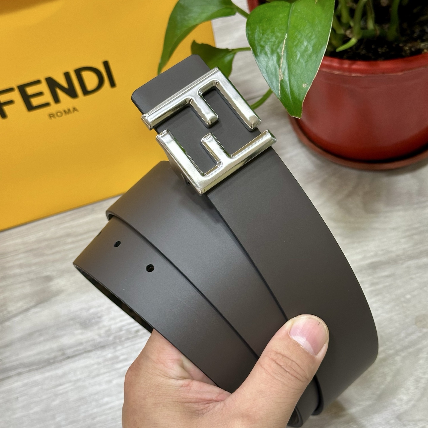 
     FENDI（芬迪）专柜同款 宽4.0CM 双环正反用腰带 FF按钉搭扣 咖啡色Cuoio  