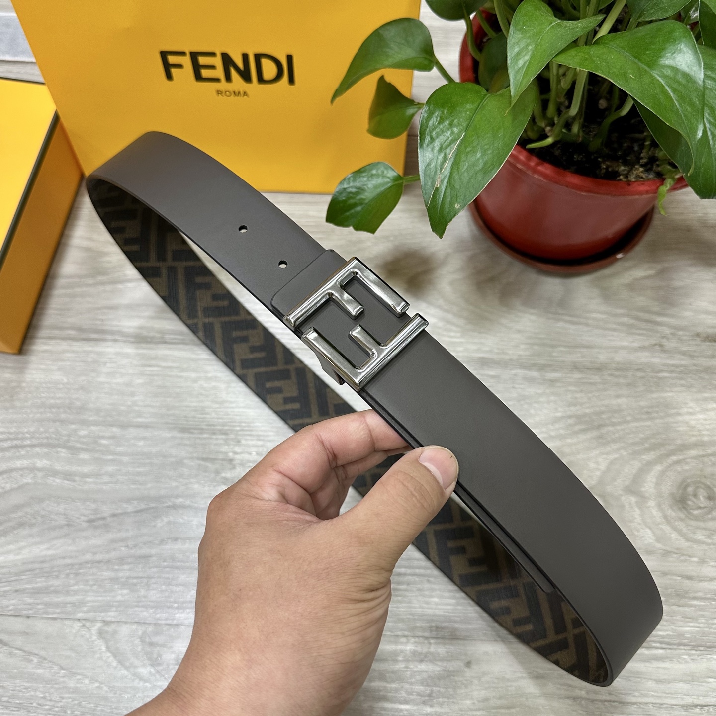 PYJ\n     FENDI（芬迪）专柜同款 宽.0CM 双环正反用腰带 FF按钉搭扣 咖啡色Cuoio  Romano皮革材质 反面面料带有烟草黄和黑色FF图案 四方金属饰面 时尚经典 百搭款