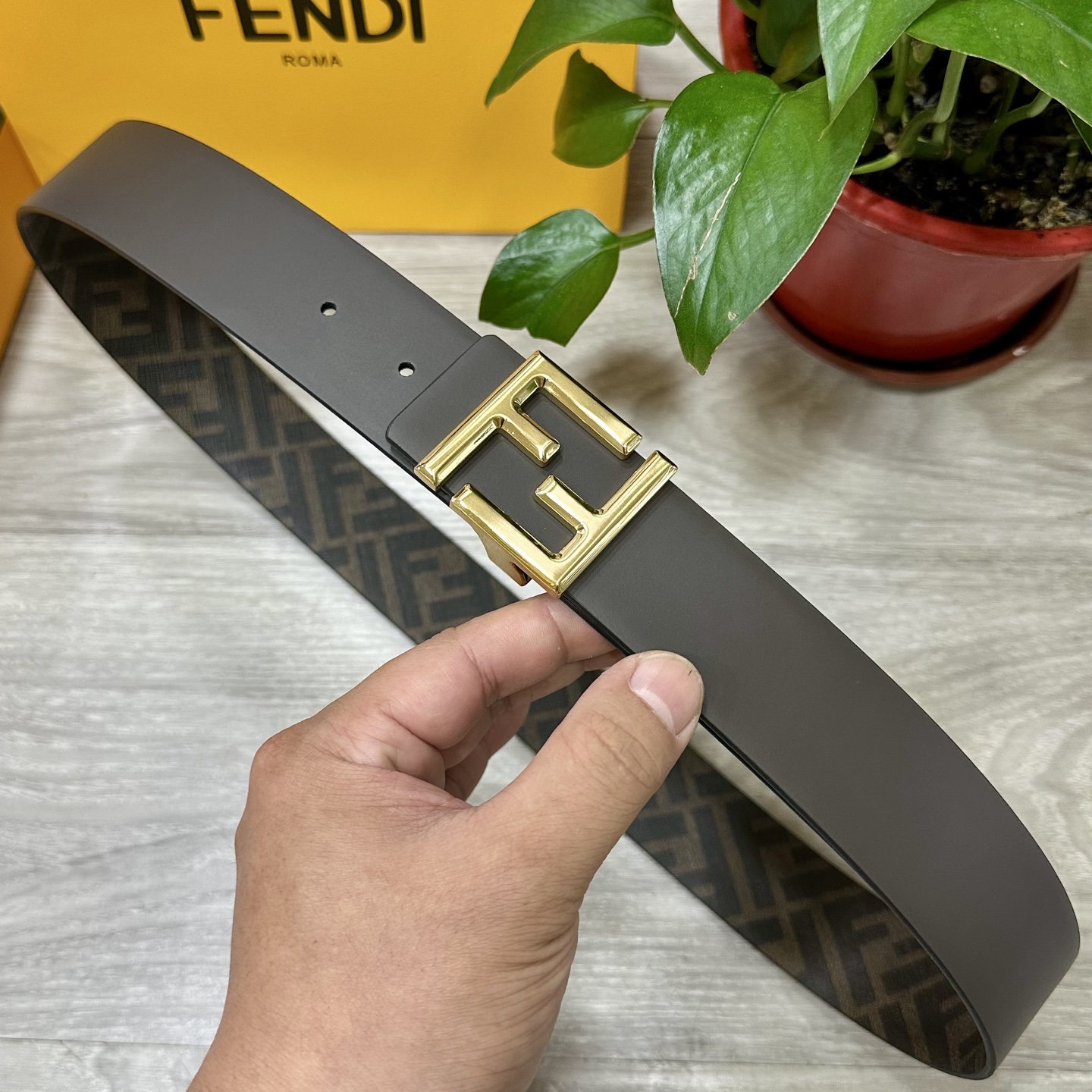 PYJ\n     FENDI（芬迪）专柜同款 宽.0CM 双环正反用腰带 FF按钉搭扣 咖啡色Cuoio  Romano皮革材质 反面面料带有烟草黄和黑色FF图案 四方金属饰面 时尚经典 百搭款