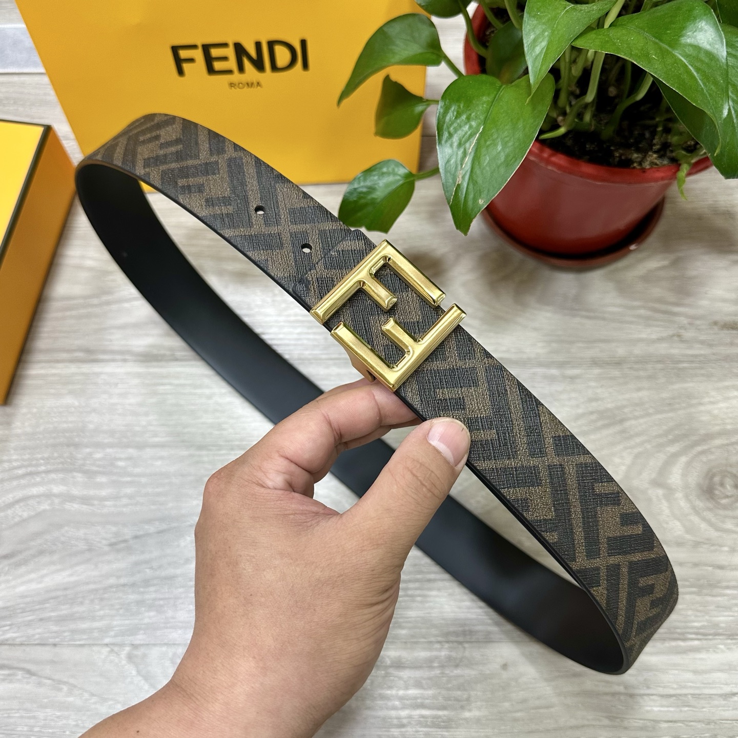 PYJ\n     FENDI（芬迪）专柜同款 宽.0CM 双环正反用腰带 FF按钉搭扣 黑色Cuoio  Romano皮革材质 反面面料带有烟草黄和黑色FF图案 四方金属饰面 时尚经典 百搭款