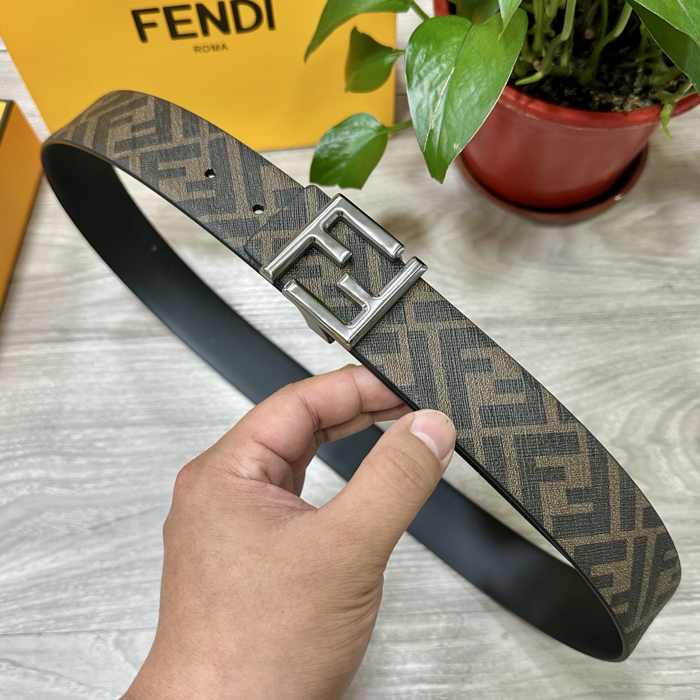 PYJ\n     FENDI（芬迪）专柜同款 宽.0CM 双环正反用腰带 FF按钉搭扣 黑色Cuoio  Romano皮革材质 反面面料带有烟草黄和黑色FF图案 四方金属饰面 时尚经典 百搭款