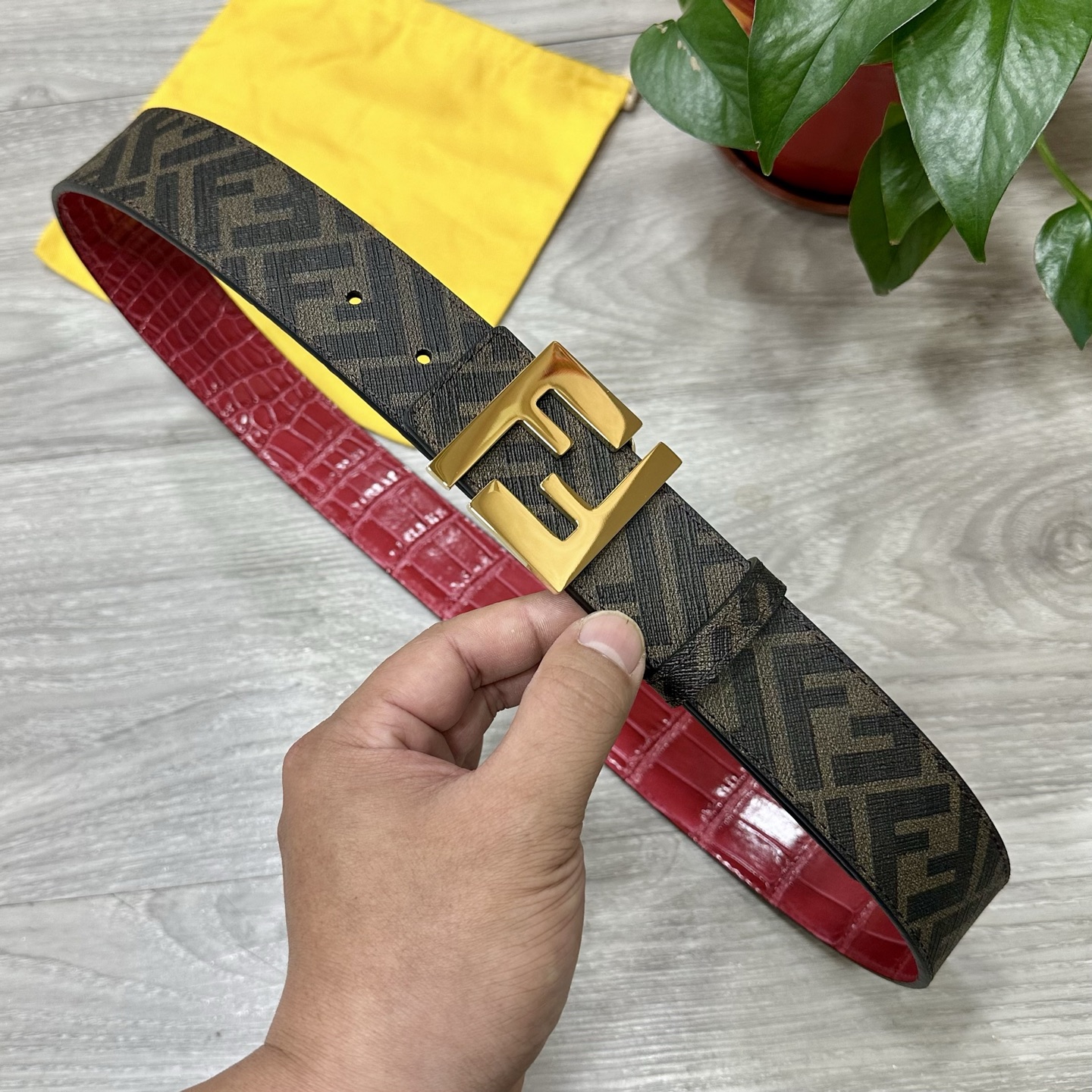 NO:140345,Original single FENDI (Fendi) counter same style, width 4.0CM, double ring front and back belt, FF nail buckle, red Cuoio Romano leather material, reverse fabric with tobacco yellow and black FF pattern, square metal finish, fashionable and classic, versatile, belt, fendi, fendi19860909原单  FENDI（芬迪）专柜同款 宽4.0CM 双环正反用腰带 FF按钉搭扣 红色Cuoio Romano皮革材质 反面面料带有烟草黄和黑色FF图案 四方金属饰面 时尚经典 百搭款,皮带,fendi,fendi,Belt