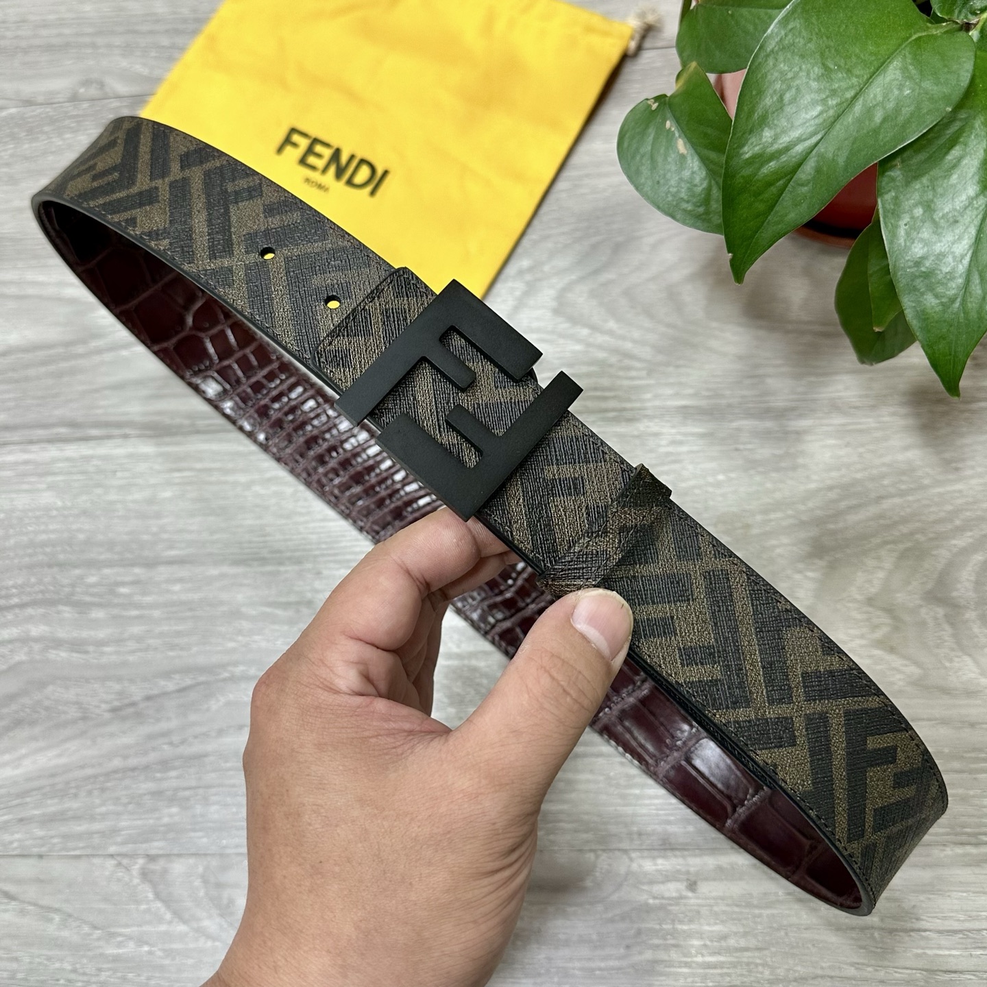 NO:140350,Original single FENDI (Fendi) counter same style, width 4.0CM, double ring front and back belt, FF nail buckle, brown Cuoio Romano leather material, reverse fabric with tobacco yellow and black FF pattern, square metal finish, fashionable and classic, versatile, belt, fendi, fendi19860909原单  FENDI（芬迪）专柜同款 宽4.0CM 双环正反用腰带 FF按钉搭扣 咖啡色Cuoio Romano皮革材质 反面面料带有烟草黄和黑色FF图案 四方金属饰面 时尚经典 百搭款,皮带,fendi,fendi,Belt