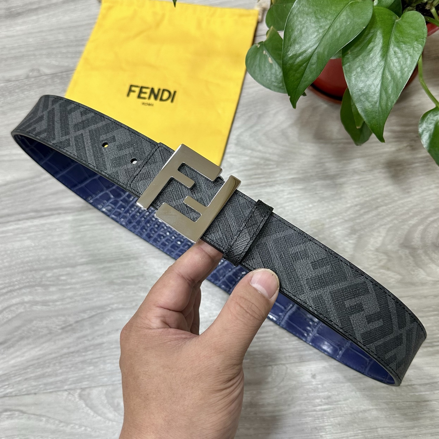 NO:140355,Original single FENDI counter same style, width 4.0CM, double ring front and back belt, FF nail buckle, blue Cuoio Romano leather material, reverse fabric with tobacco yellow and black FF pattern, square metal finish, fashionable and classic, versatile, belt, fendi, fendi19860909原单  FENDI（芬迪）专柜同款 宽4.0CM 双环正反用腰带 FF按钉搭扣 蓝色Cuoio Romano皮革材质 反面面料带有烟草黄和黑色FF图案 四方金属饰面 时尚经典 百搭款,皮带,fendi,fendi,Belt