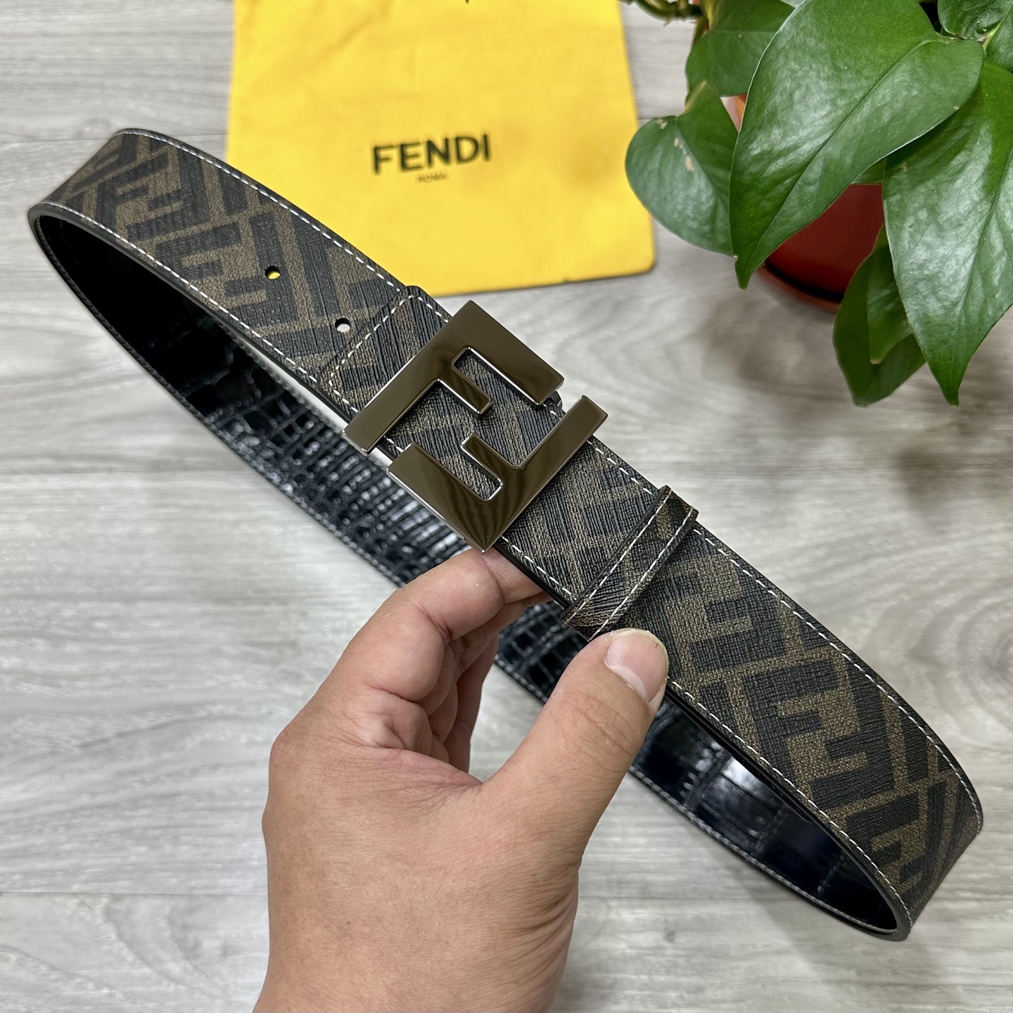 NO:140359,Original single FENDI counter same style, width 4.0CM, double ring front and back belt, FF nail buckle, black Cuoio Romano leather material, reverse fabric with tobacco yellow and black FF pattern, square metal finish, fashionable and classic, versatile, belt, fendi, fendi19860909原单  FENDI（芬迪）专柜同款 宽4.0CM 双环正反用腰带 FF按钉搭扣 黑色Cuoio Romano皮革材质 反面面料带有烟草黄和黑色FF图案 四方金属饰面 时尚经典 百搭款,皮带,fendi,fendi,Belt