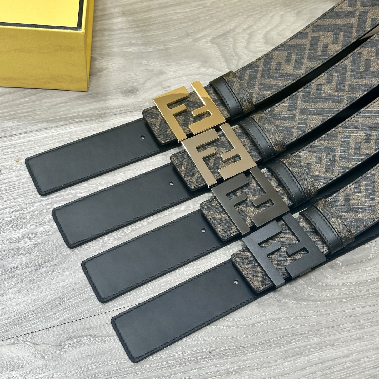 🅿️160 FENDI（芬迪）专柜同款 宽4.0CM 双环正反用腰带 FF按钉搭扣 黑色Cuoio  Romano皮革材质 反面面料带有烟草黄和黑色FF图案 黑色珐琅金属饰面 时尚经典 百搭款