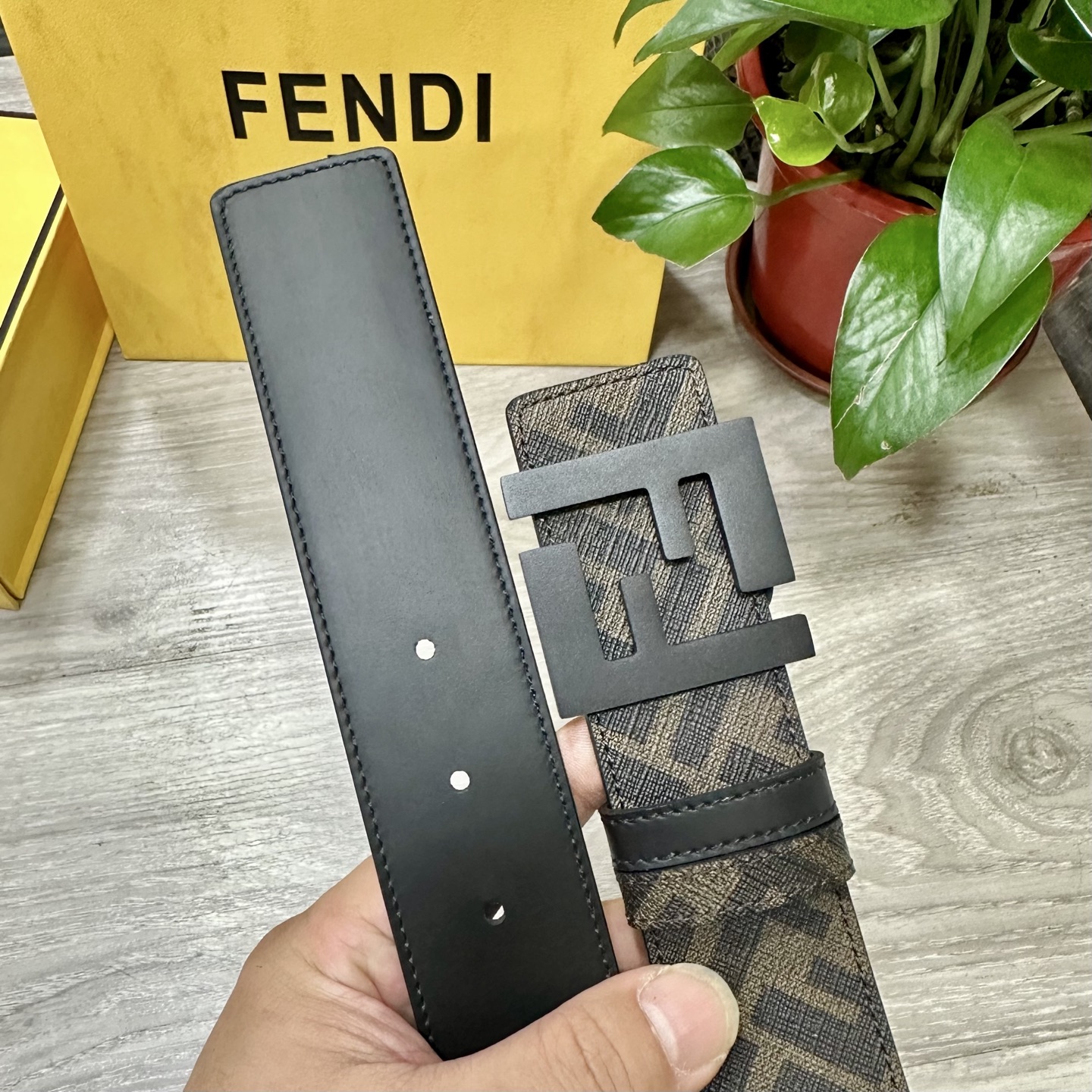 
     FENDI（芬迪）专柜同款 宽4.0CM 双环正反用腰带 FF按钉搭扣 黑色Cuoio  R