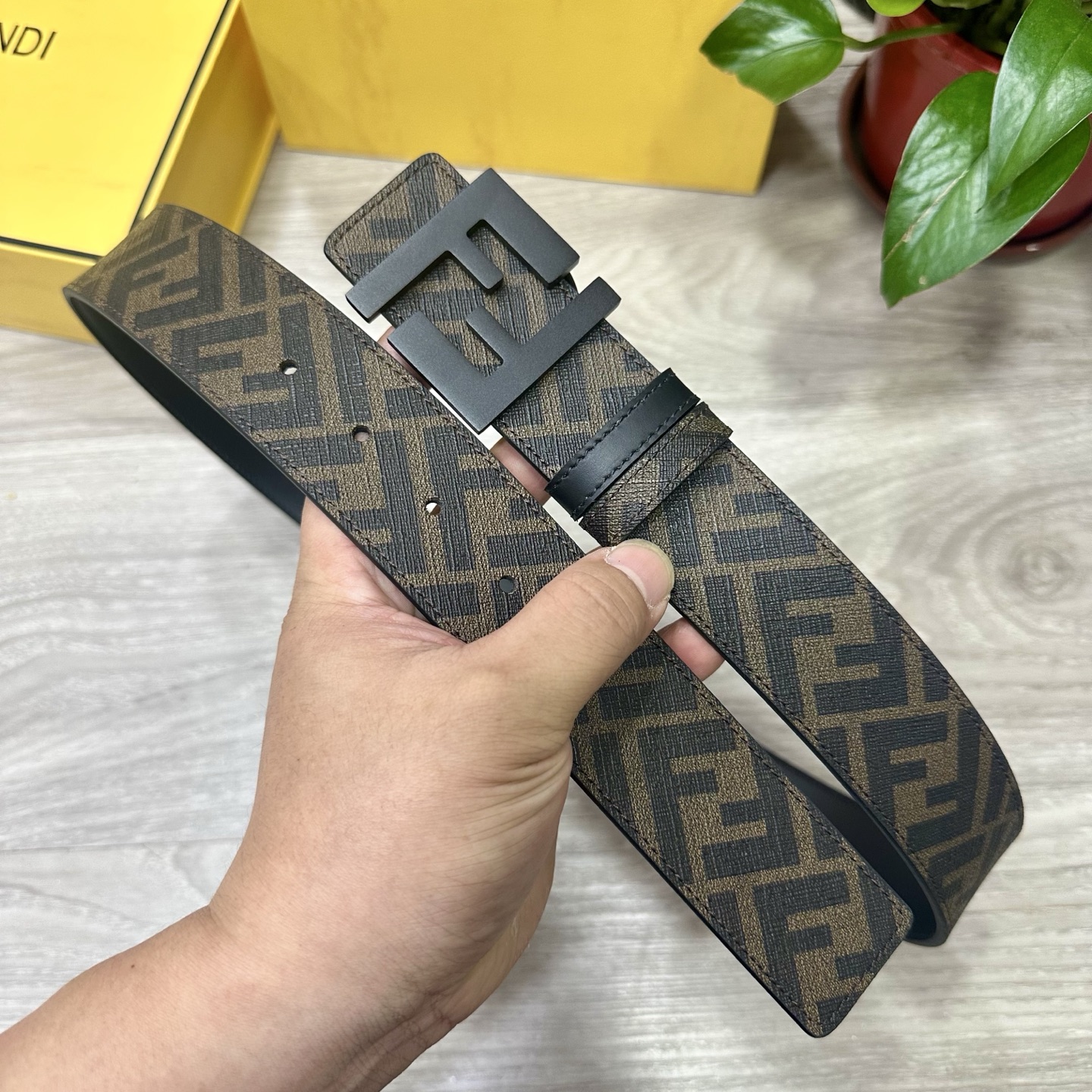 
     FENDI（芬迪）专柜同款 宽4.0CM 双环正反用腰带 FF按钉搭扣 黑色Cuoio  R