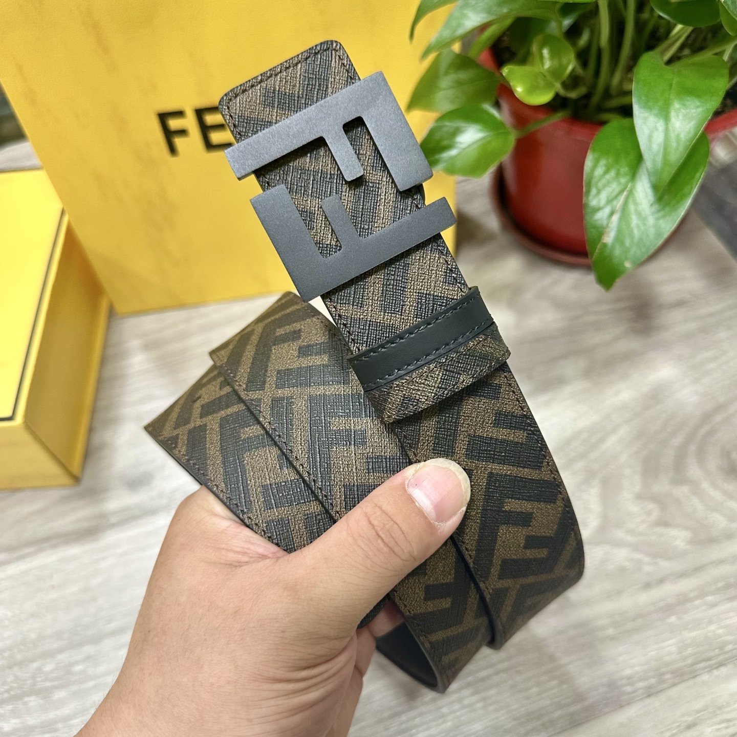 
     FENDI（芬迪）专柜同款 宽4.0CM 双环正反用腰带 FF按钉搭扣 黑色Cuoio  R