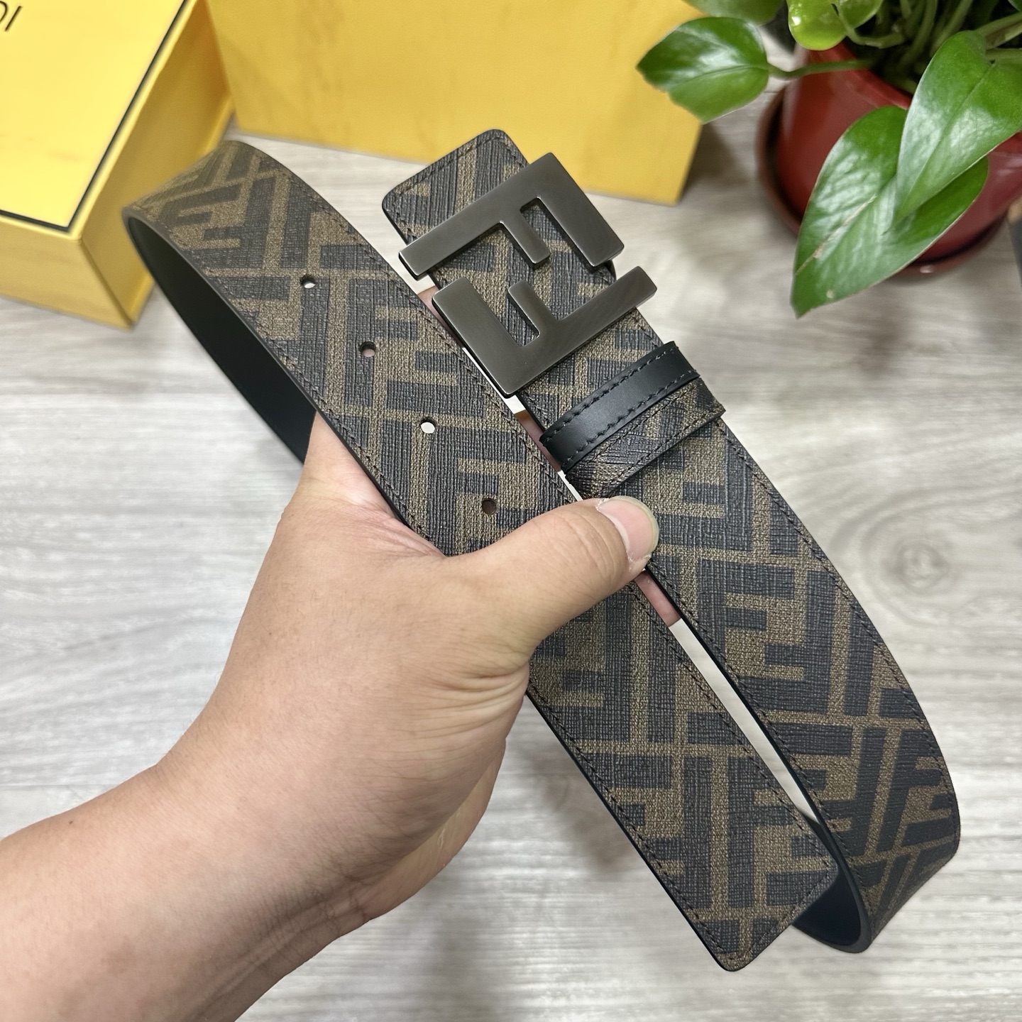 🅿️160 FENDI（芬迪）专柜同款 宽4.0CM 双环正反用腰带 FF按钉搭扣 黑色Cuoio  Romano皮革材质 反面面料带有烟草黄和黑色FF图案 黑色珐琅金属饰面 时尚经典 百搭款