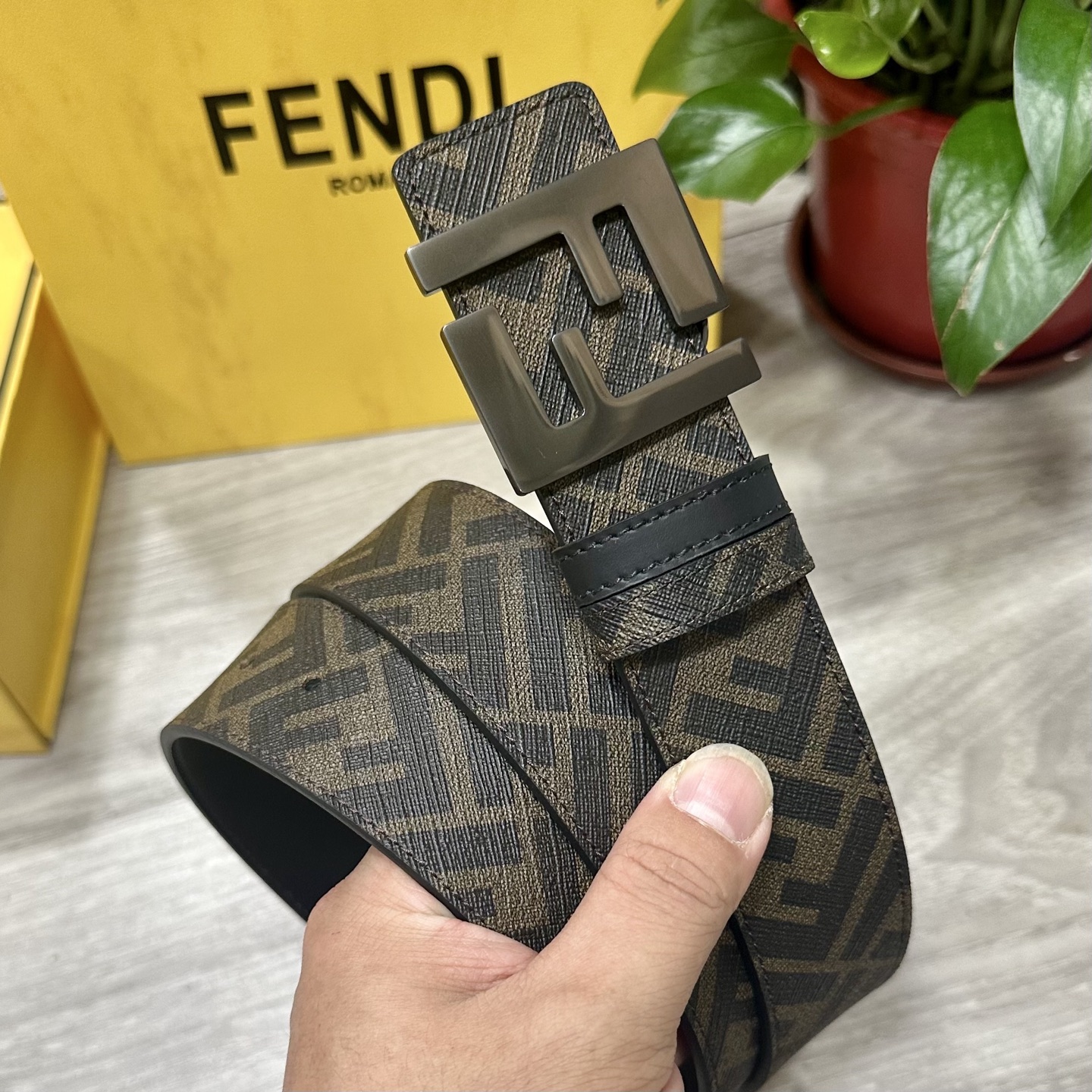 🅿️160 FENDI（芬迪）专柜同款 宽4.0CM 双环正反用腰带 FF按钉搭扣 黑色Cuoio  Romano皮革材质 反面面料带有烟草黄和黑色FF图案 黑色珐琅金属饰面 时尚经典 百搭款