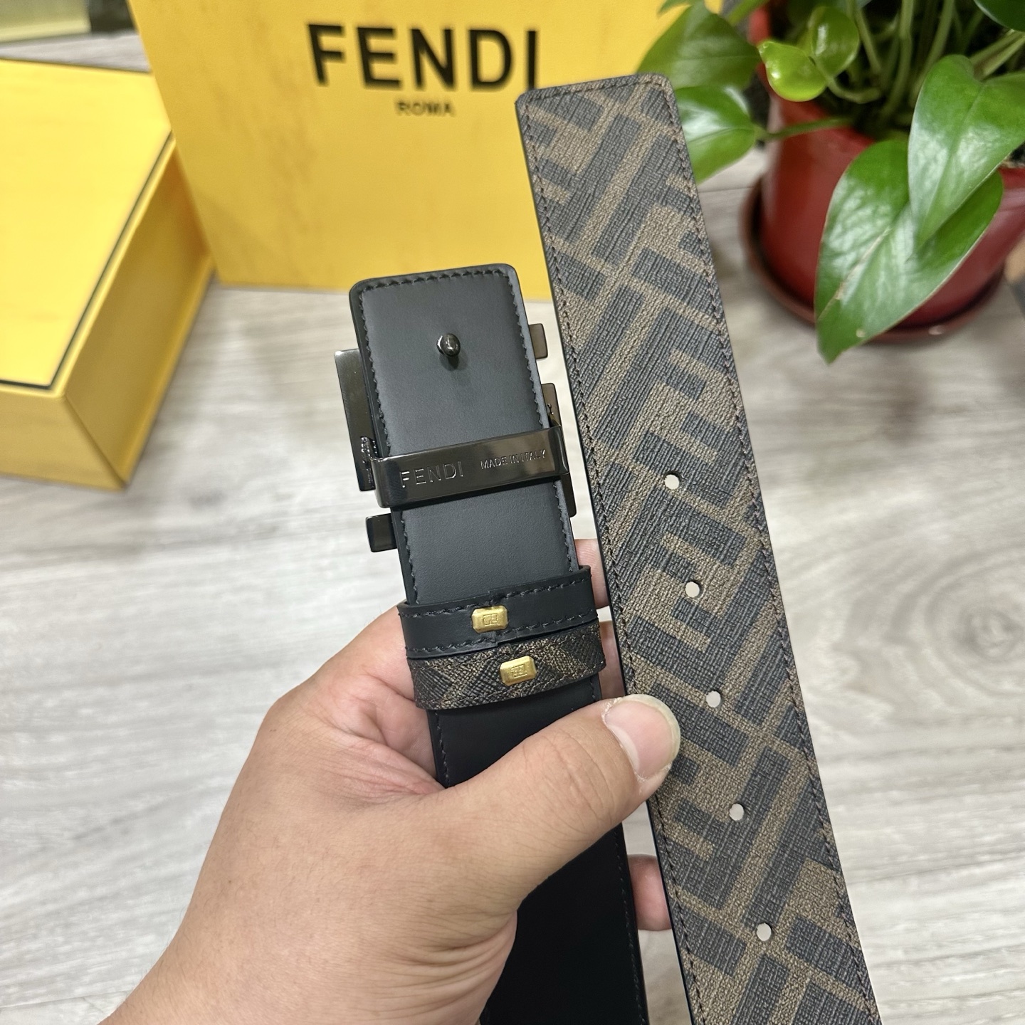 🅿️160 FENDI（芬迪）专柜同款 宽4.0CM 双环正反用腰带 FF按钉搭扣 黑色Cuoio  Romano皮革材质 反面面料带有烟草黄和黑色FF图案 黑色珐琅金属饰面 时尚经典 百搭款