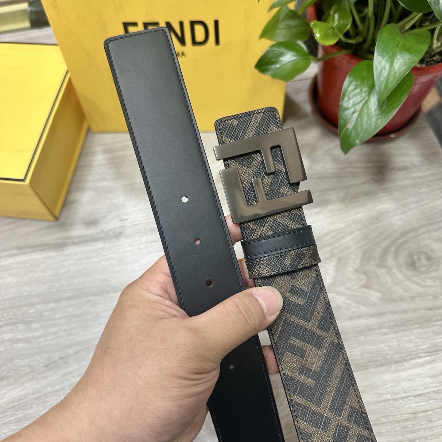 🅿️160 FENDI（芬迪）专柜同款 宽4.0CM 双环正反用腰带 FF按钉搭扣 黑色Cuoio  Romano皮革材质 反面面料带有烟草黄和黑色FF图案 黑色珐琅金属饰面 时尚经典 百搭款