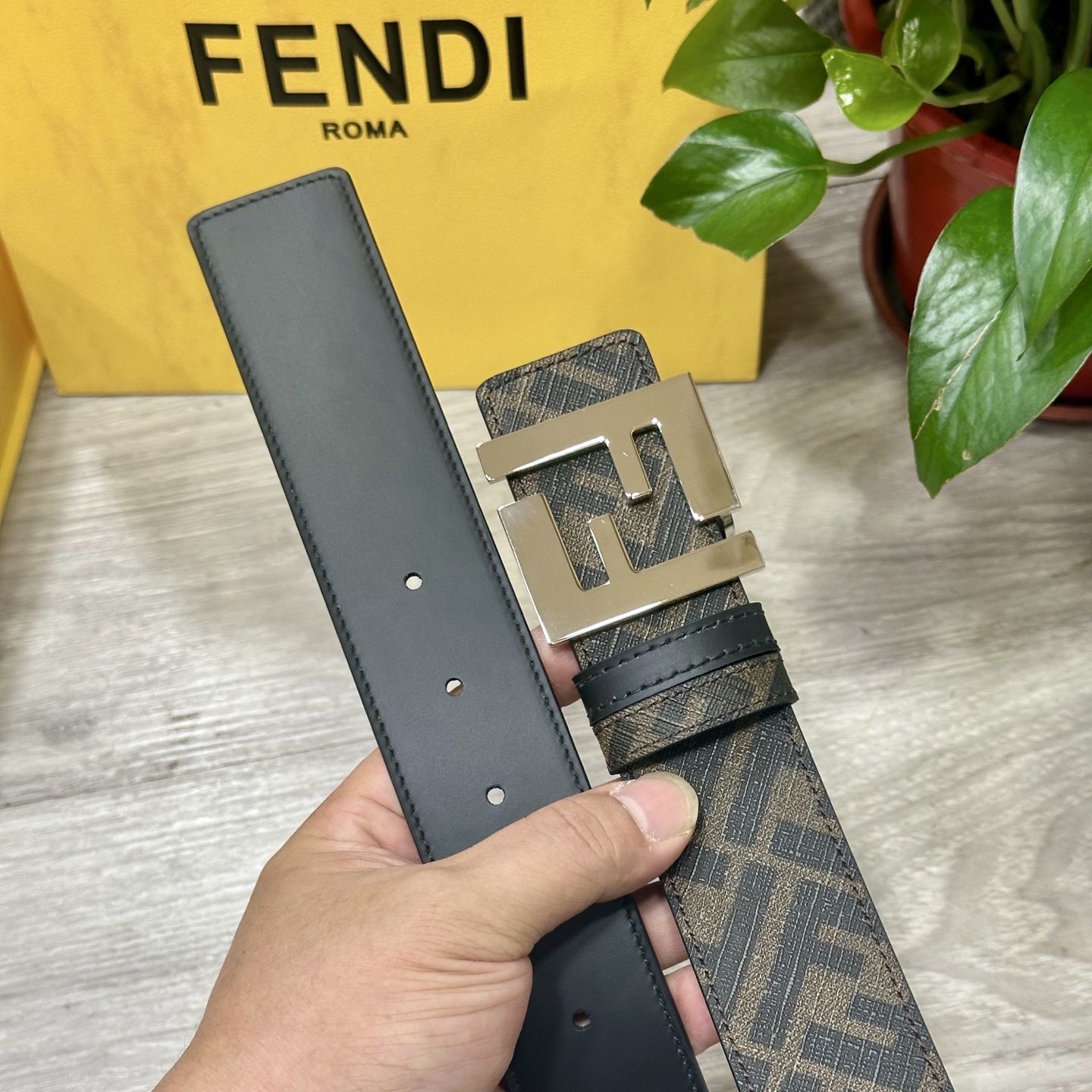 🅿️160 FENDI（芬迪）专柜同款 宽4.0CM 双环正反用腰带 FF按钉搭扣 黑色Cuoio  Romano皮革材质 反面面料带有烟草黄和黑色FF图案 黑色珐琅金属饰面 时尚经典 百搭款