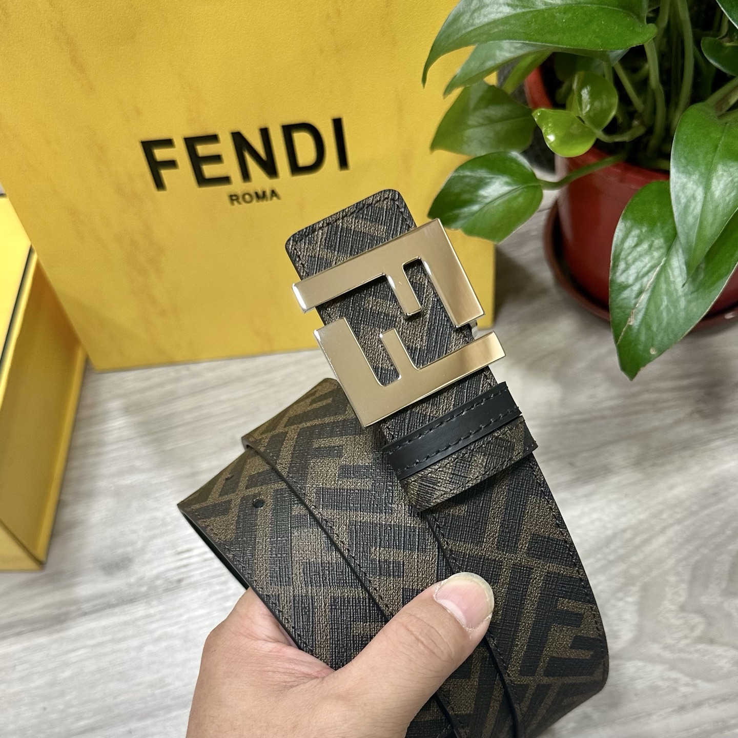 🅿️160 FENDI（芬迪）专柜同款 宽4.0CM 双环正反用腰带 FF按钉搭扣 黑色Cuoio  Romano皮革材质 反面面料带有烟草黄和黑色FF图案 黑色珐琅金属饰面 时尚经典 百搭款