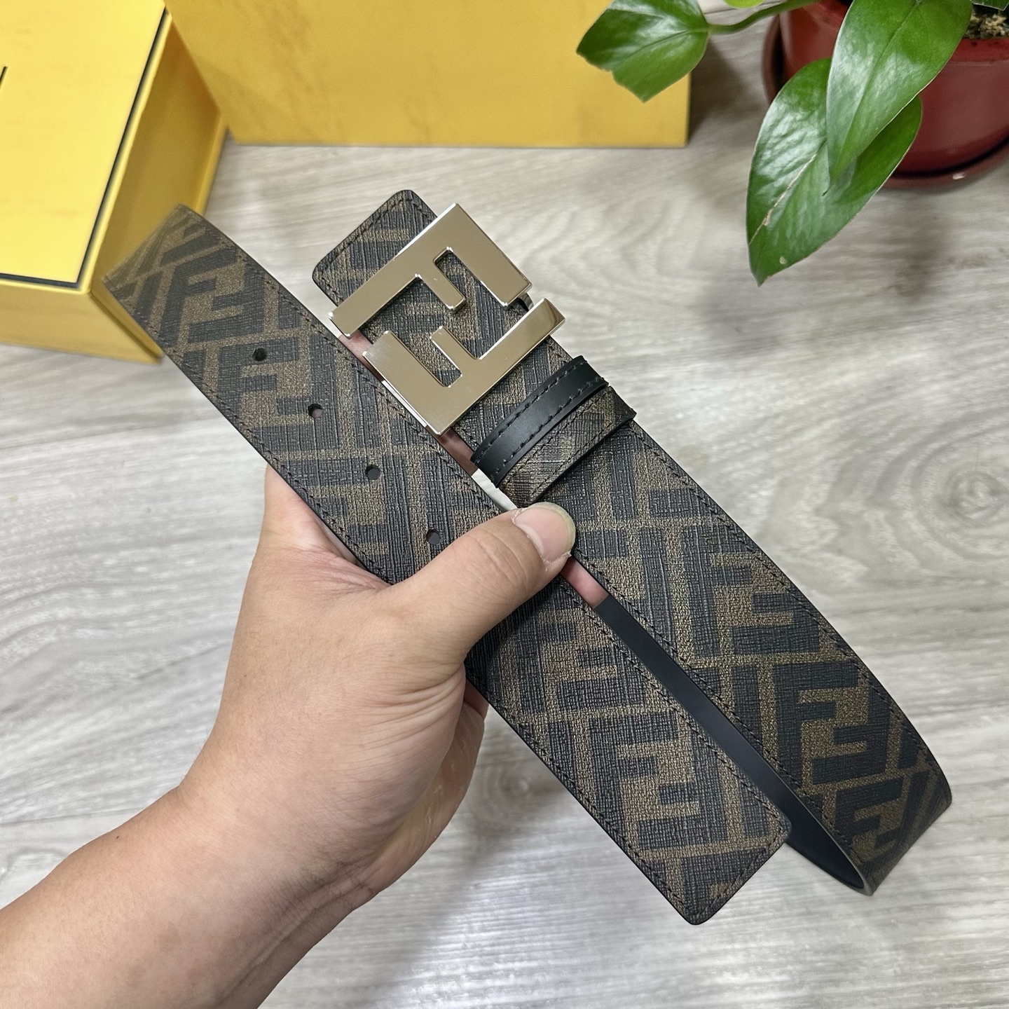 🅿️160 FENDI（芬迪）专柜同款 宽4.0CM 双环正反用腰带 FF按钉搭扣 黑色Cuoio  Romano皮革材质 反面面料带有烟草黄和黑色FF图案 黑色珐琅金属饰面 时尚经典 百搭款
