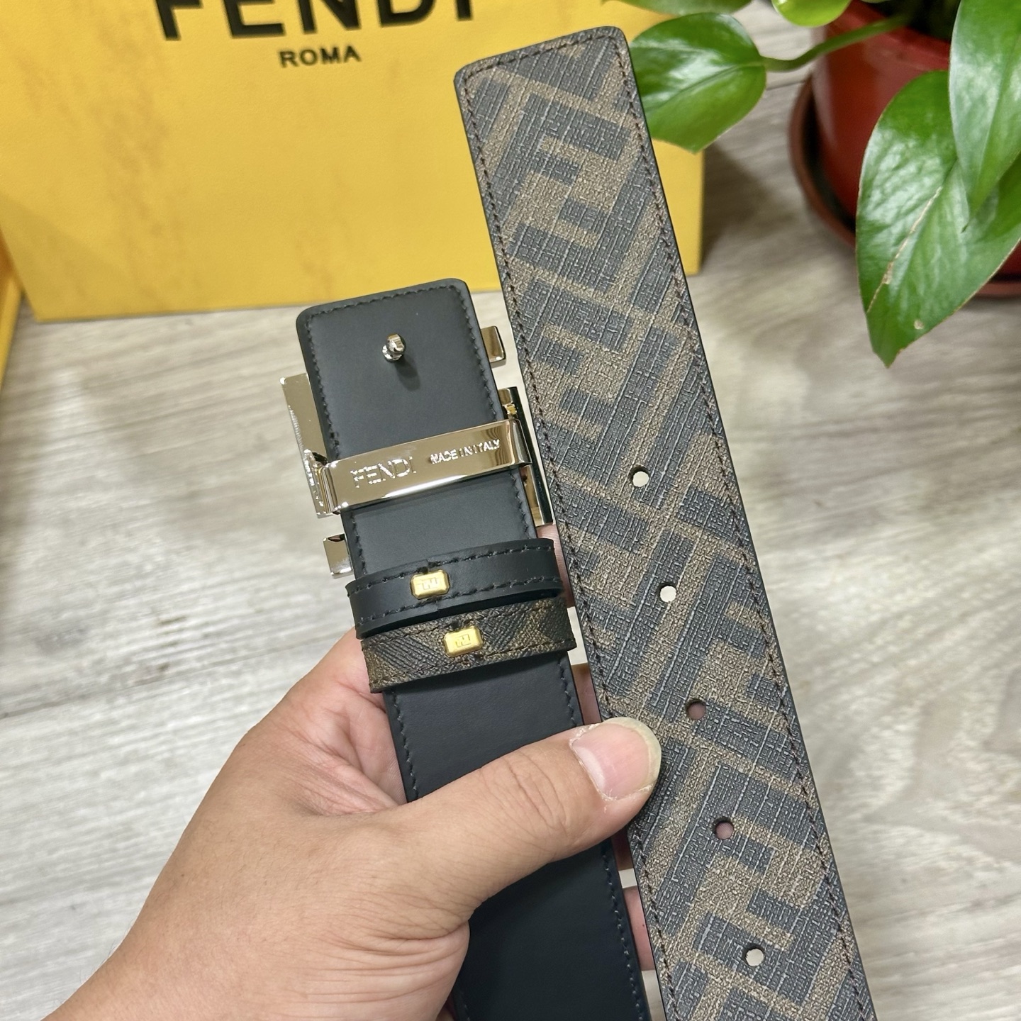 🅿️160 FENDI（芬迪）专柜同款 宽4.0CM 双环正反用腰带 FF按钉搭扣 黑色Cuoio  Romano皮革材质 反面面料带有烟草黄和黑色FF图案 黑色珐琅金属饰面 时尚经典 百搭款