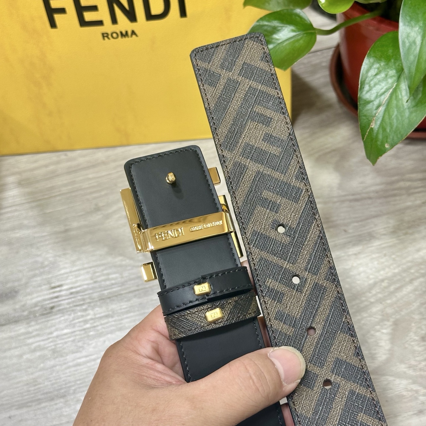 🅿️160 FENDI（芬迪）专柜同款 宽4.0CM 双环正反用腰带 FF按钉搭扣 黑色Cuoio  Romano皮革材质 反面面料带有烟草黄和黑色FF图案 黑色珐琅金属饰面 时尚经典 百搭款