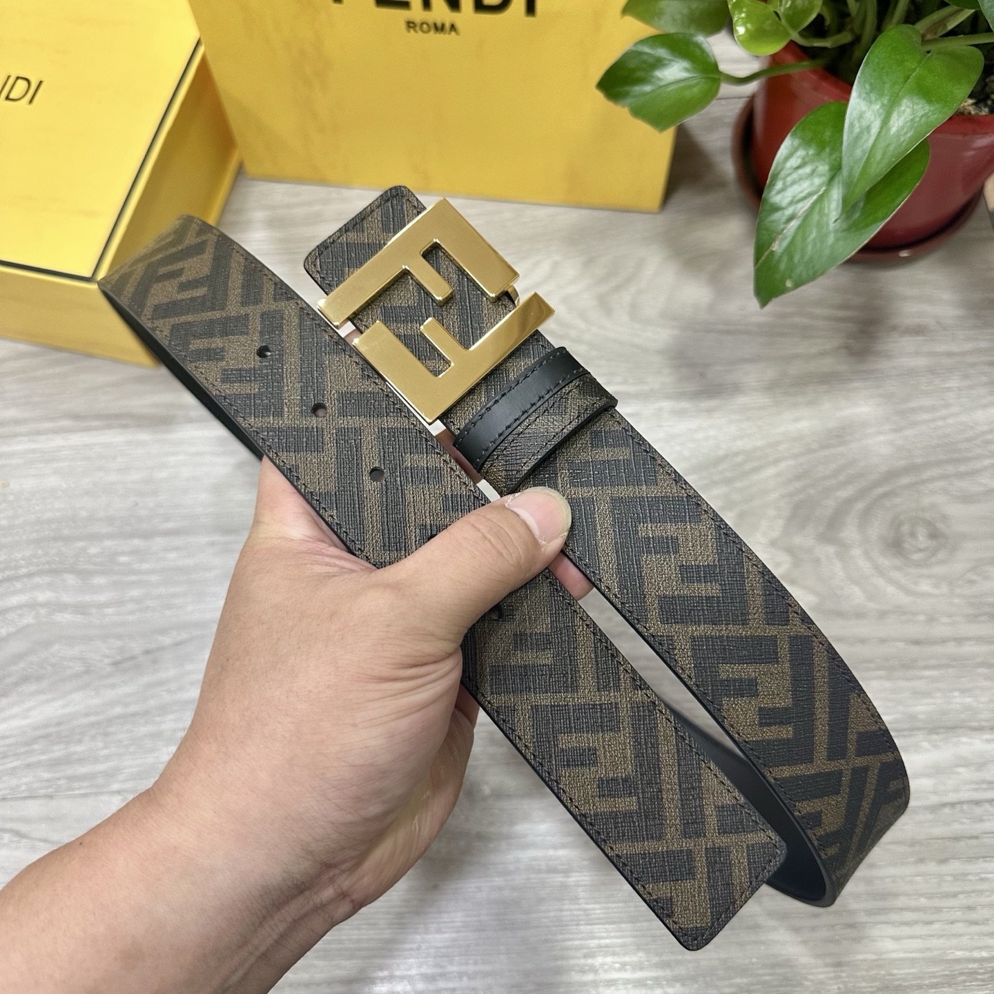 🅿️160 FENDI（芬迪）专柜同款 宽4.0CM 双环正反用腰带 FF按钉搭扣 黑色Cuoio  Romano皮革材质 反面面料带有烟草黄和黑色FF图案 黑色珐琅金属饰面 时尚经典 百搭款