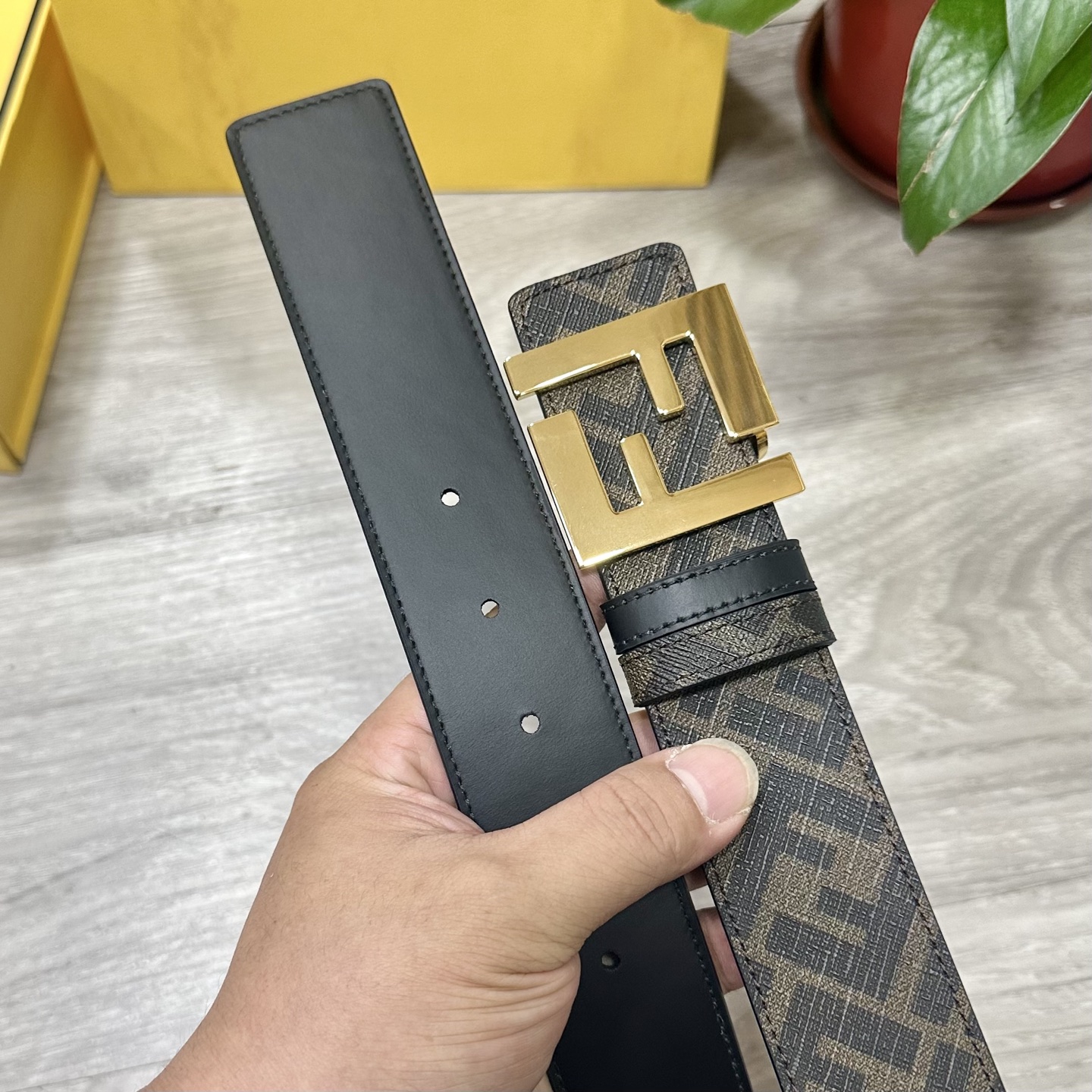 🅿️160 FENDI（芬迪）专柜同款 宽4.0CM 双环正反用腰带 FF按钉搭扣 黑色Cuoio  Romano皮革材质 反面面料带有烟草黄和黑色FF图案 黑色珐琅金属饰面 时尚经典 百搭款