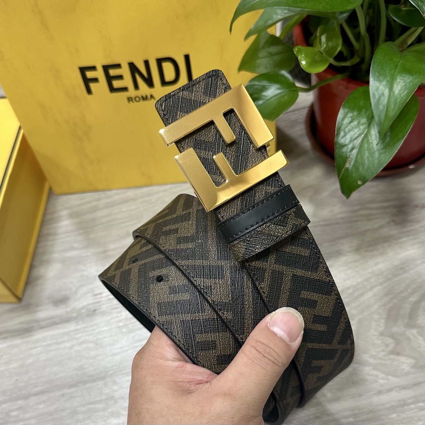 🅿️160 FENDI（芬迪）专柜同款 宽4.0CM 双环正反用腰带 FF按钉搭扣 黑色Cuoio  Romano皮革材质 反面面料带有烟草黄和黑色FF图案 黑色珐琅金属饰面 时尚经典 百搭款