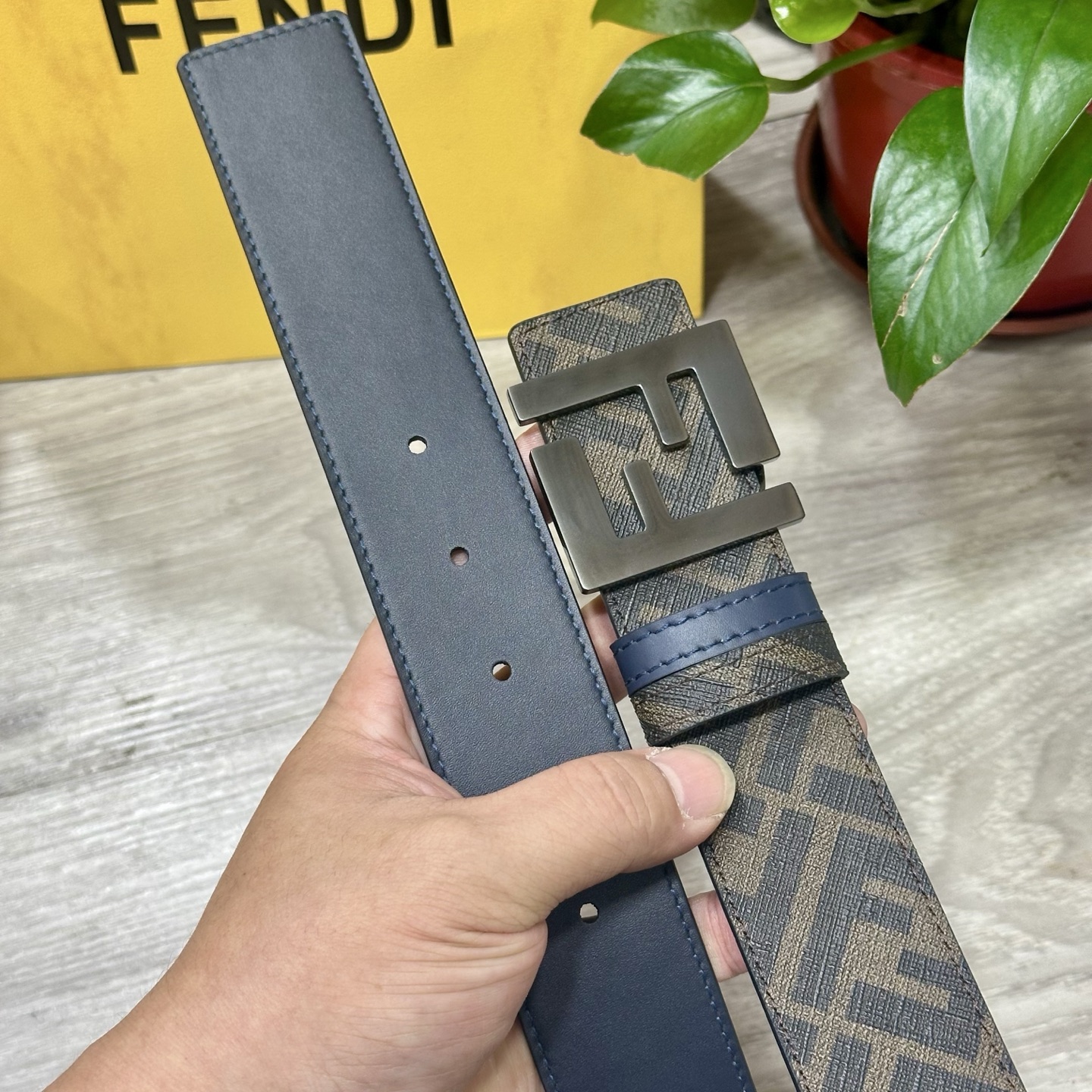 
     FENDI（芬迪）专柜同款 宽4.0CM 双环正反用腰带 FF按钉搭扣 兰色Cuoio  R