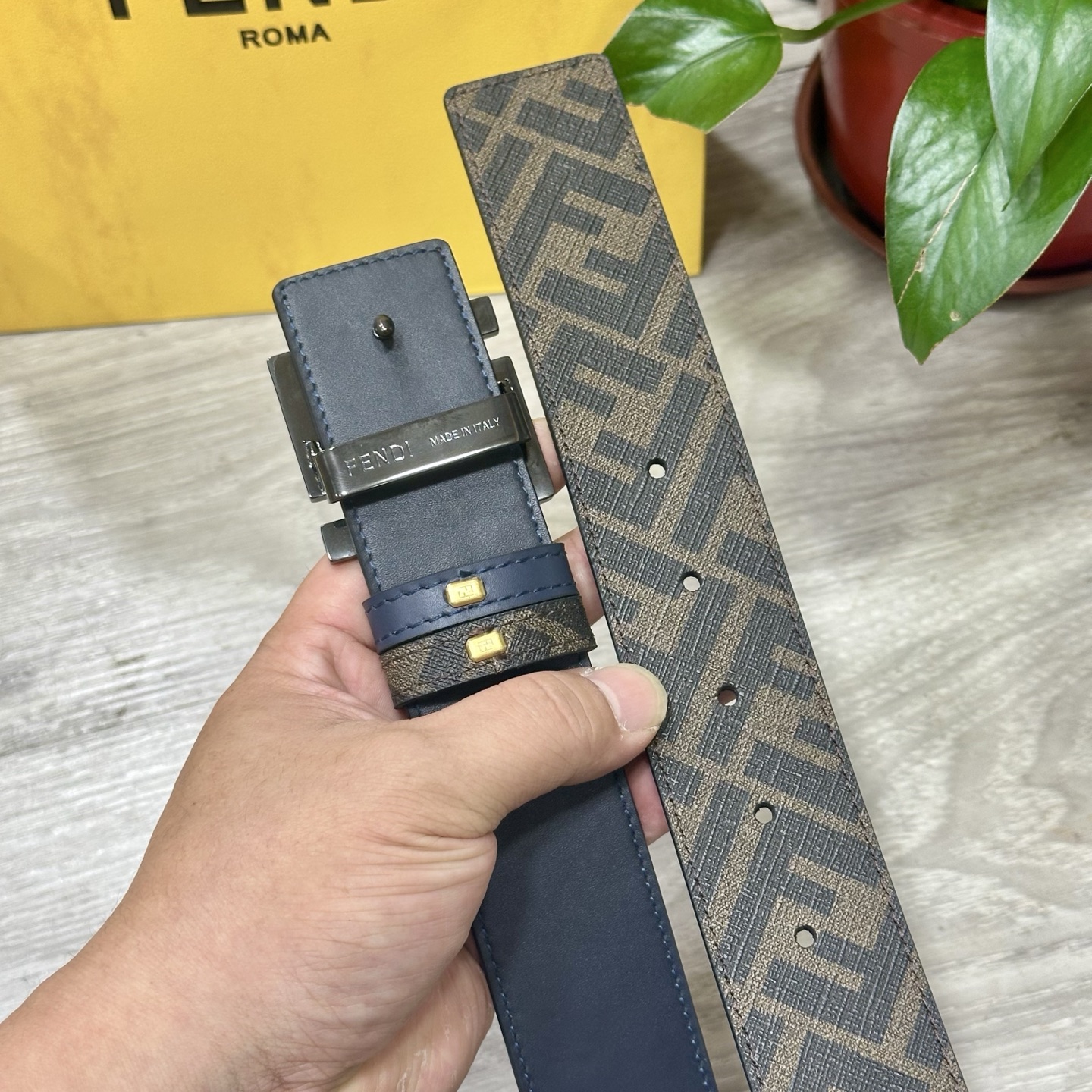 
     FENDI（芬迪）专柜同款 宽4.0CM 双环正反用腰带 FF按钉搭扣 兰色Cuoio  R