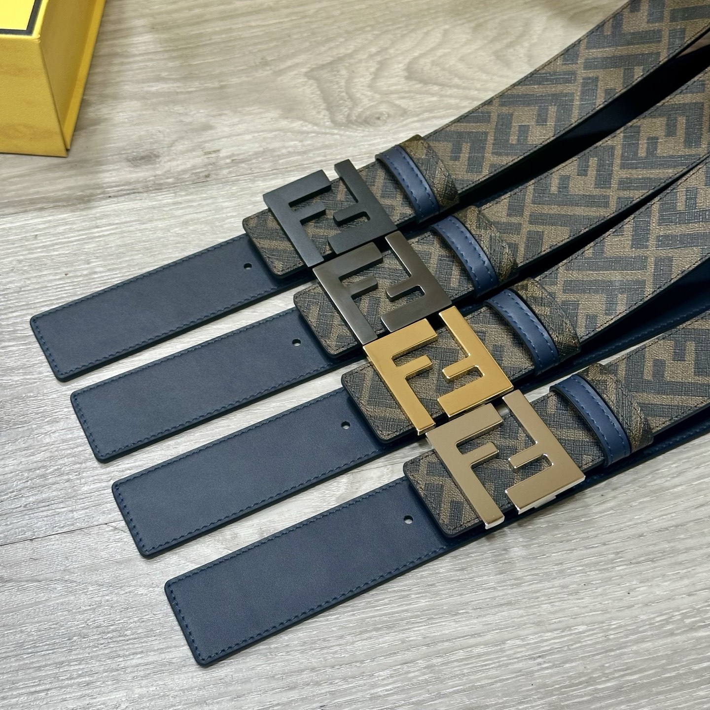 
     FENDI（芬迪）专柜同款 宽4.0CM 双环正反用腰带 FF按钉搭扣 兰色Cuoio  R