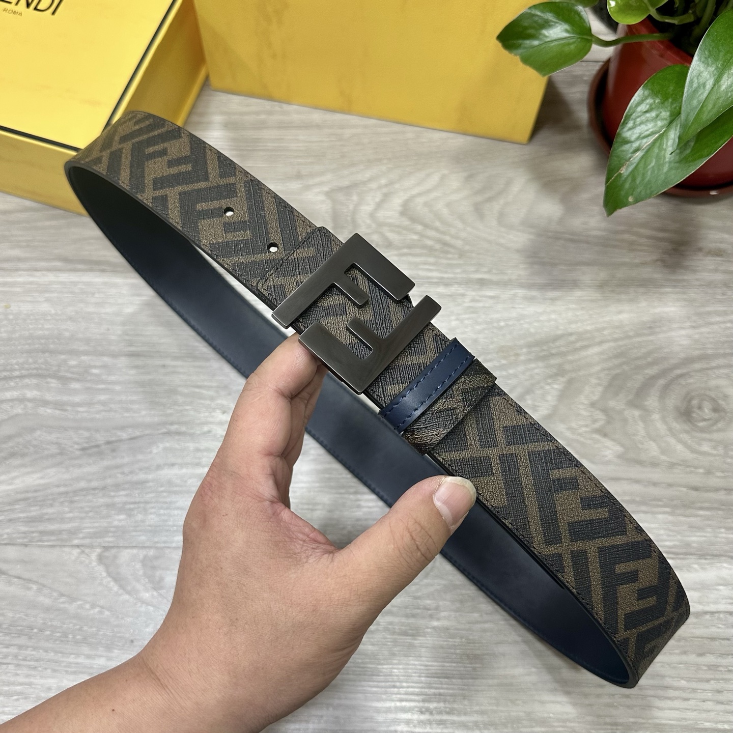
     FENDI（芬迪）专柜同款 宽4.0CM 双环正反用腰带 FF按钉搭扣 兰色Cuoio  R