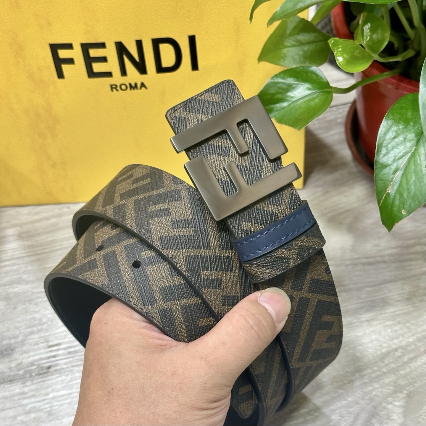 
     FENDI（芬迪）专柜同款 宽4.0CM 双环正反用腰带 FF按钉搭扣 兰色Cuoio  R
