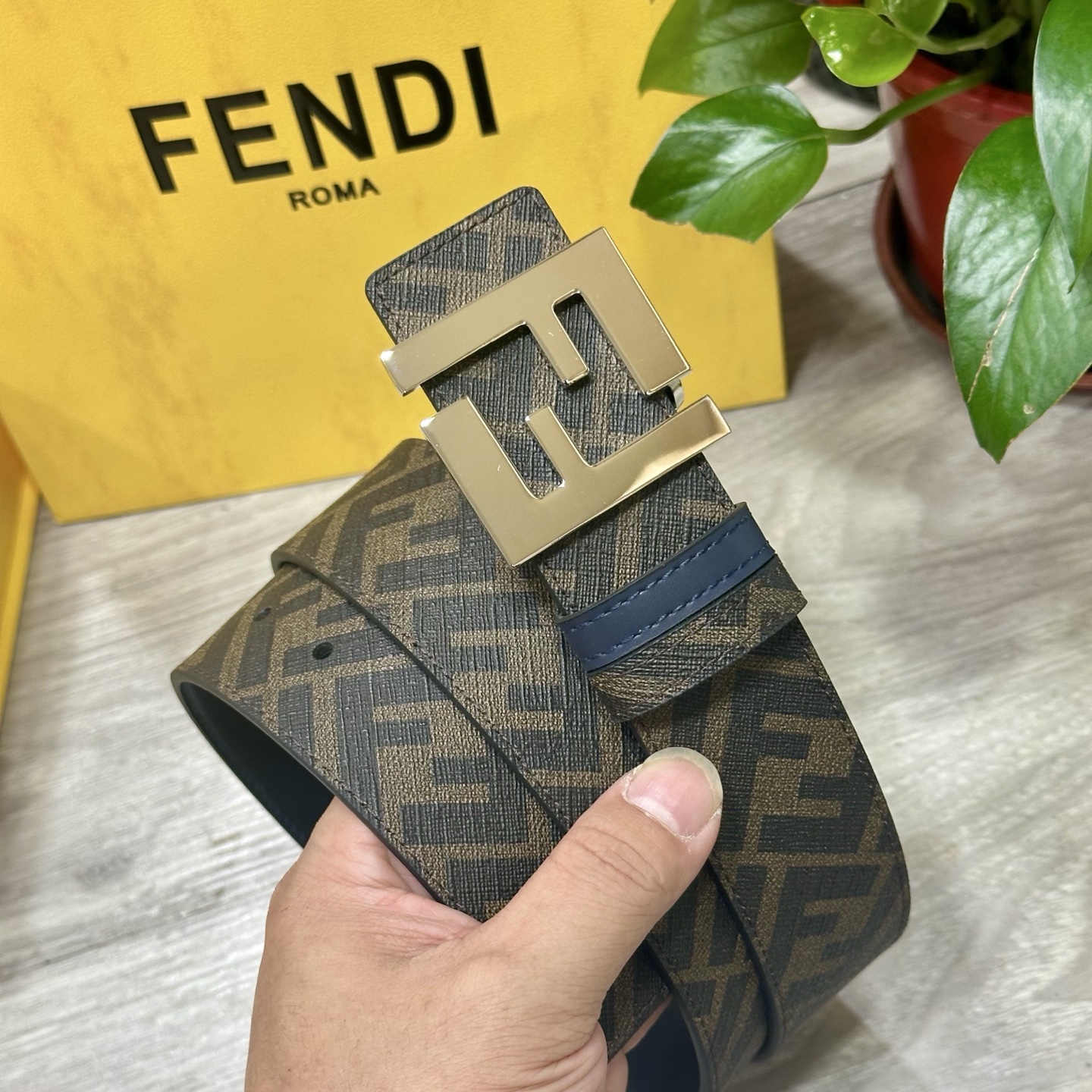 
     FENDI（芬迪）专柜同款 宽4.0CM 双环正反用腰带 FF按钉搭扣 兰色Cuoio  R