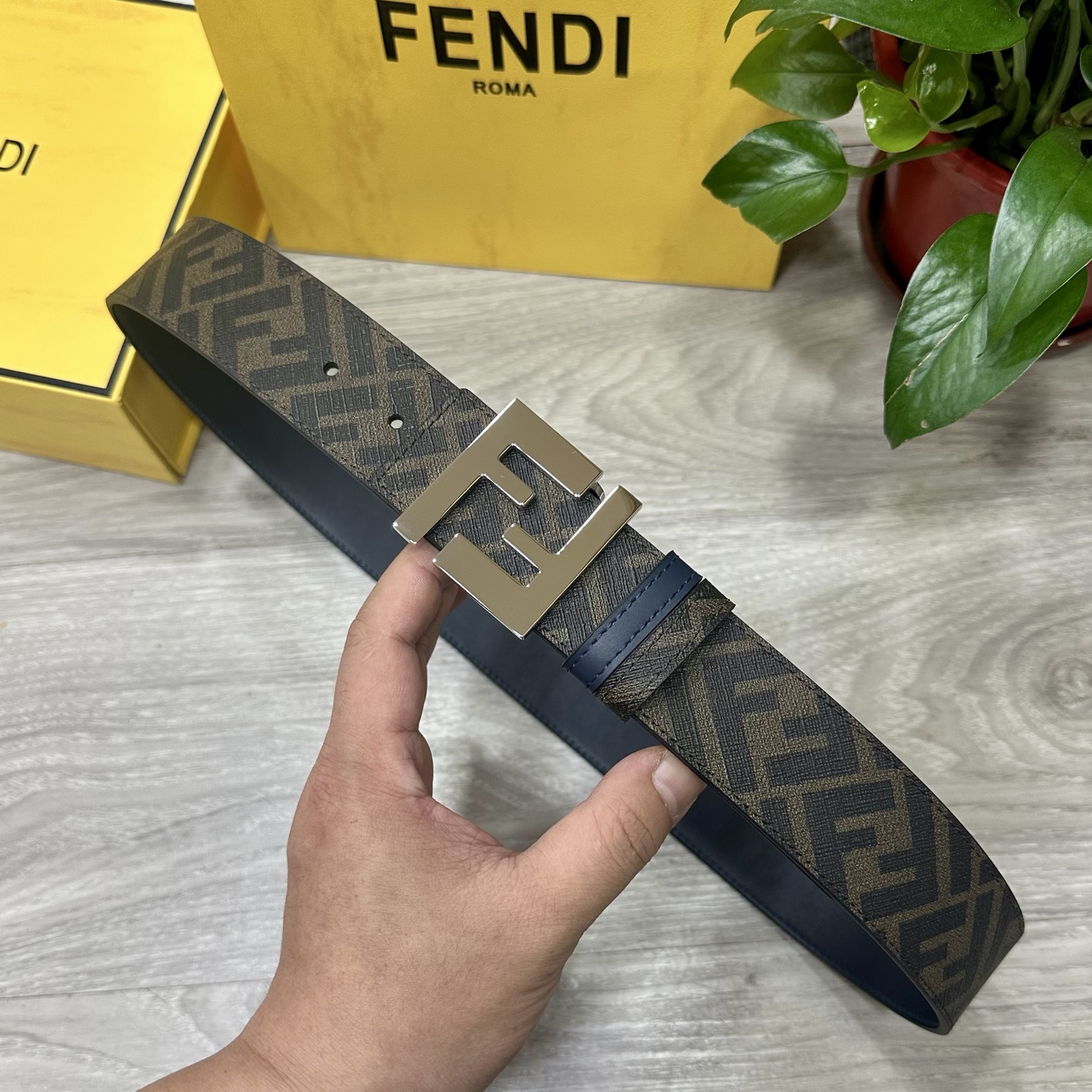 
     FENDI（芬迪）专柜同款 宽4.0CM 双环正反用腰带 FF按钉搭扣 兰色Cuoio  R
