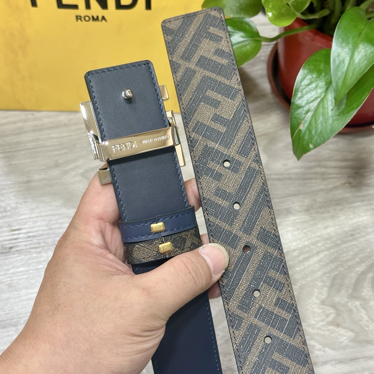 
     FENDI（芬迪）专柜同款 宽4.0CM 双环正反用腰带 FF按钉搭扣 兰色Cuoio  R