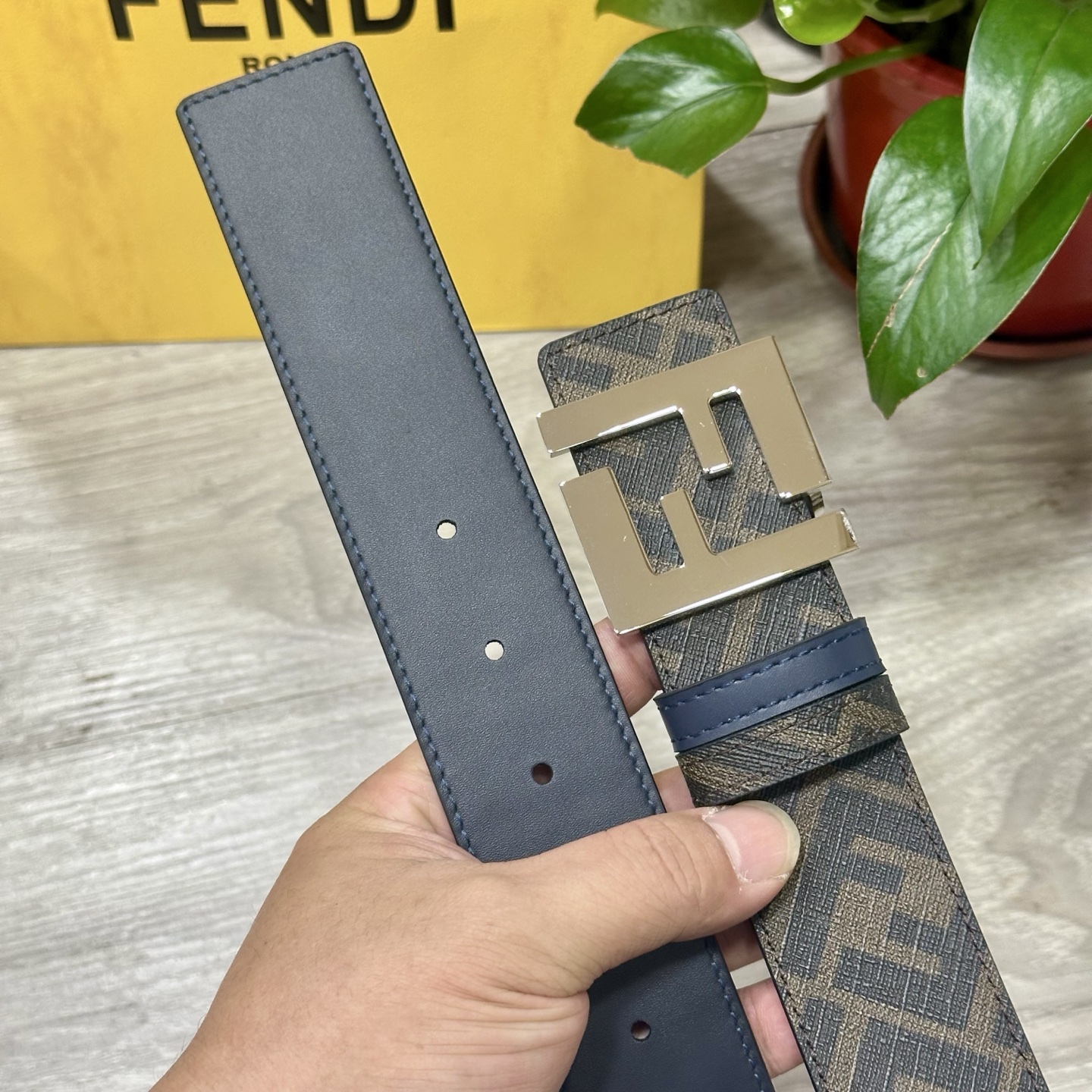 
     FENDI（芬迪）专柜同款 宽4.0CM 双环正反用腰带 FF按钉搭扣 兰色Cuoio  R