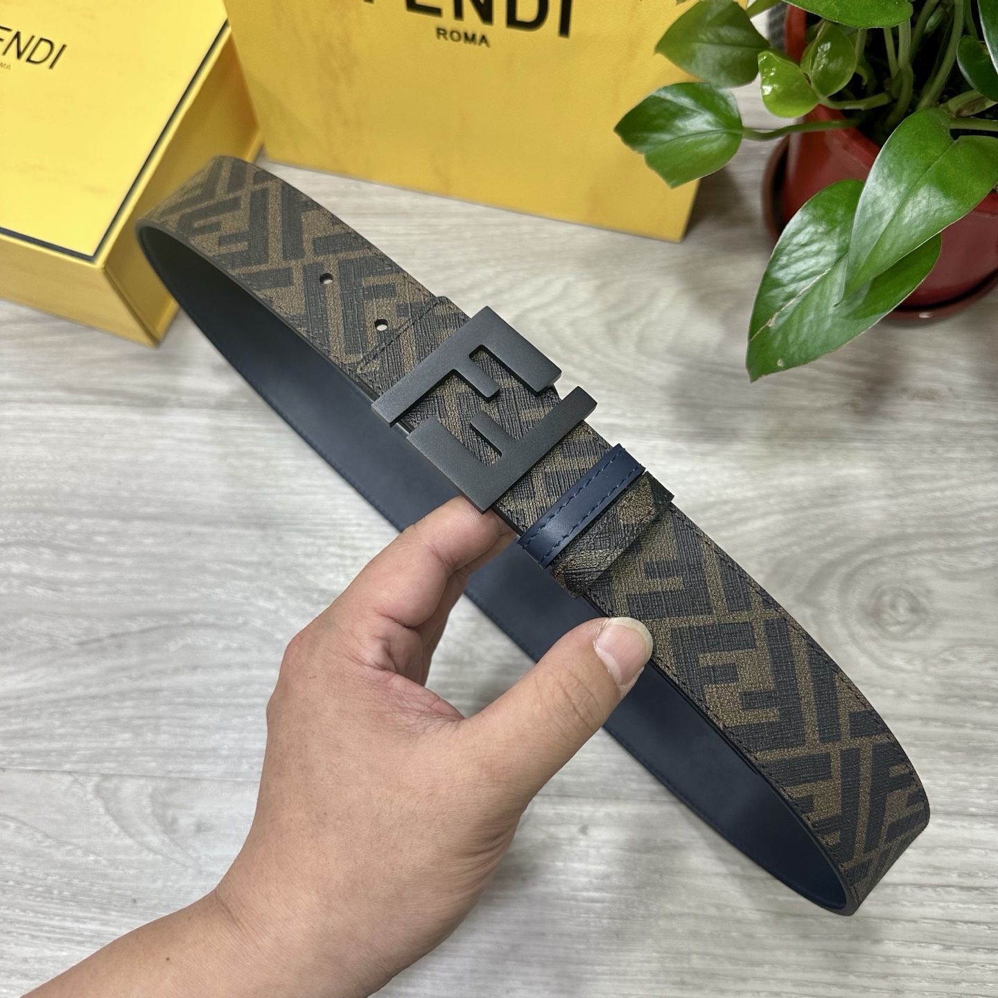 
     FENDI（芬迪）专柜同款 宽4.0CM 双环正反用腰带 FF按钉搭扣 兰色Cuoio  R