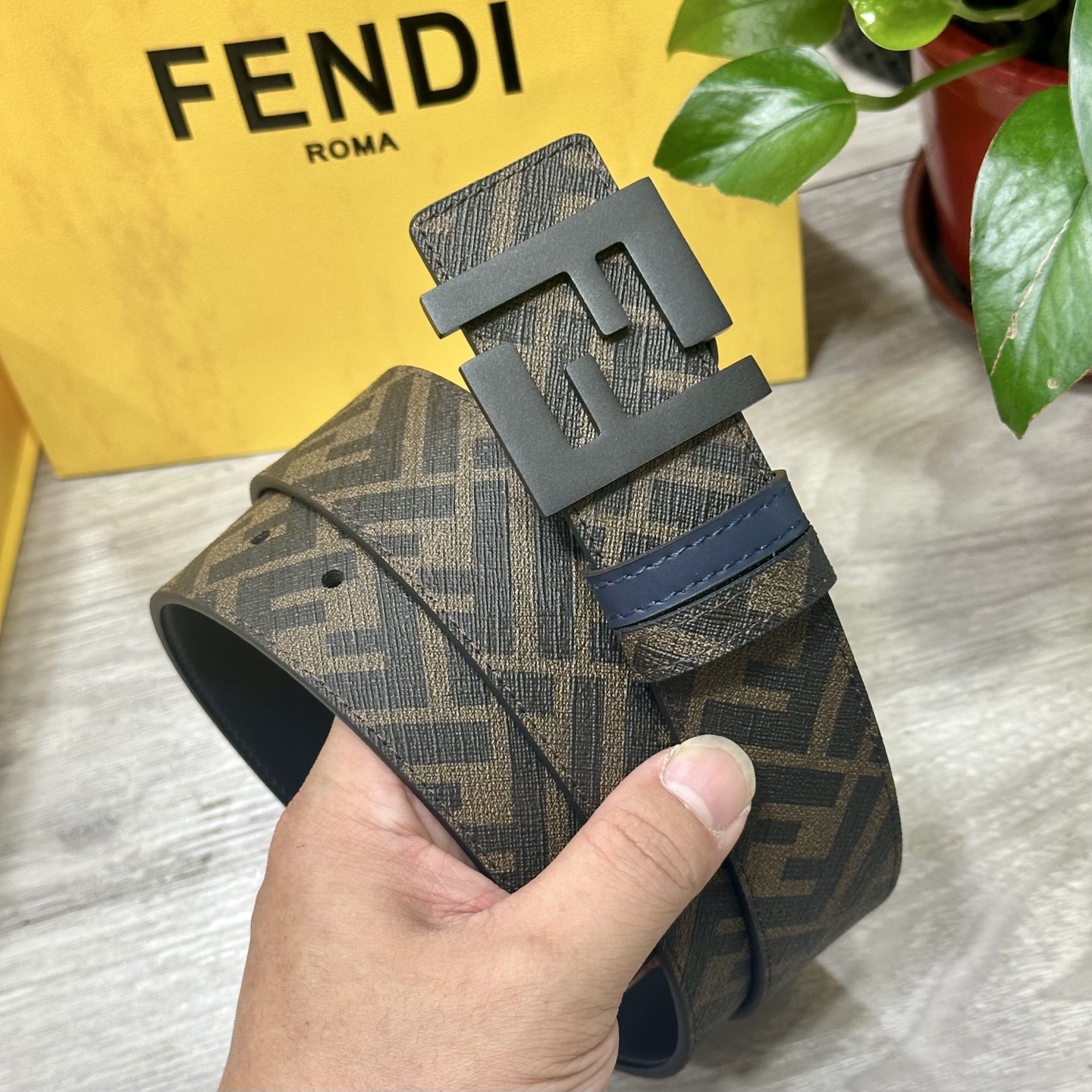 
     FENDI（芬迪）专柜同款 宽4.0CM 双环正反用腰带 FF按钉搭扣 兰色Cuoio  R
