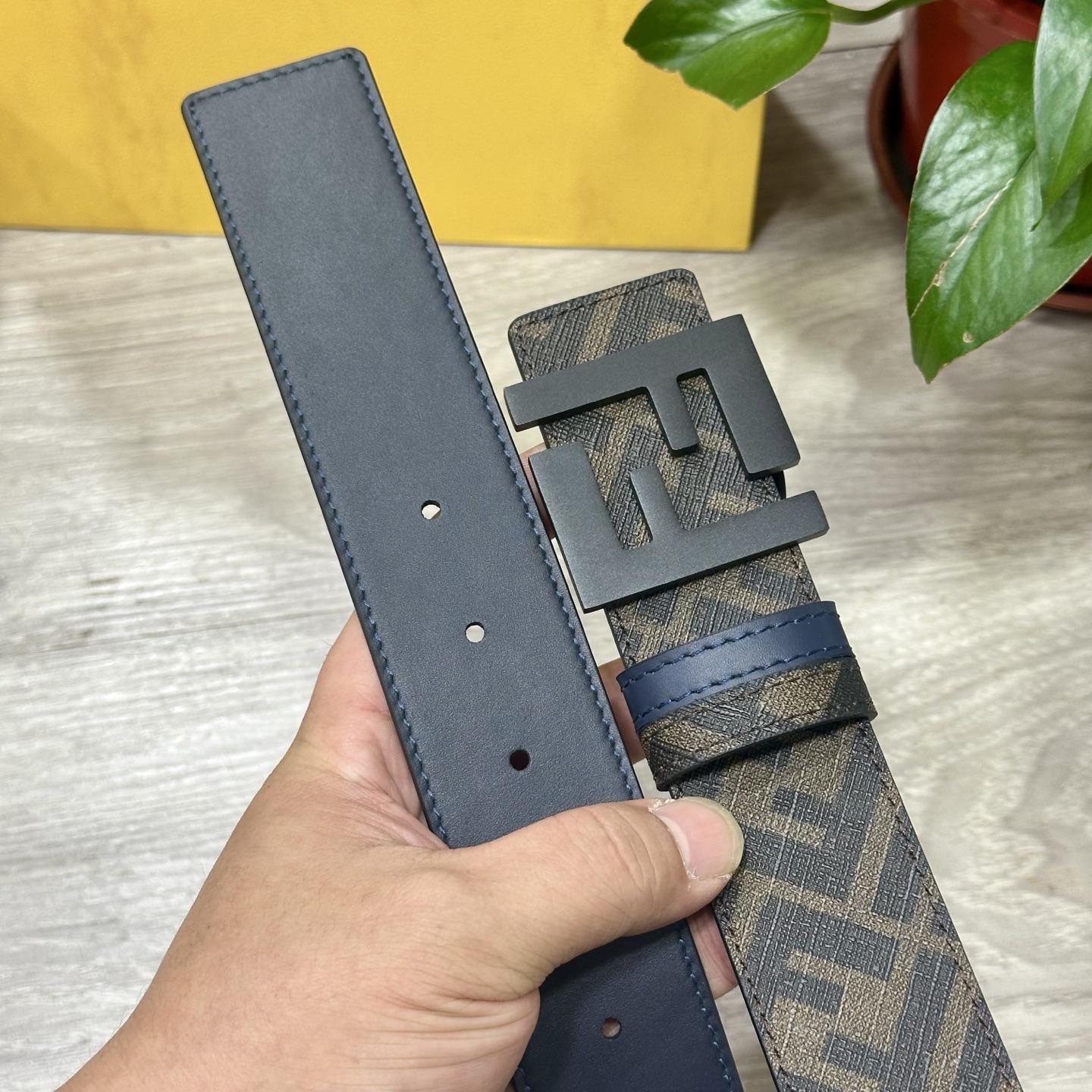 
     FENDI（芬迪）专柜同款 宽4.0CM 双环正反用腰带 FF按钉搭扣 兰色Cuoio  R