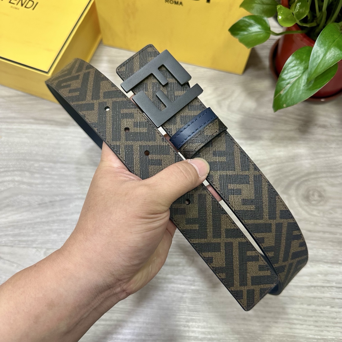 
     FENDI（芬迪）专柜同款 宽4.0CM 双环正反用腰带 FF按钉搭扣 兰色Cuoio  R