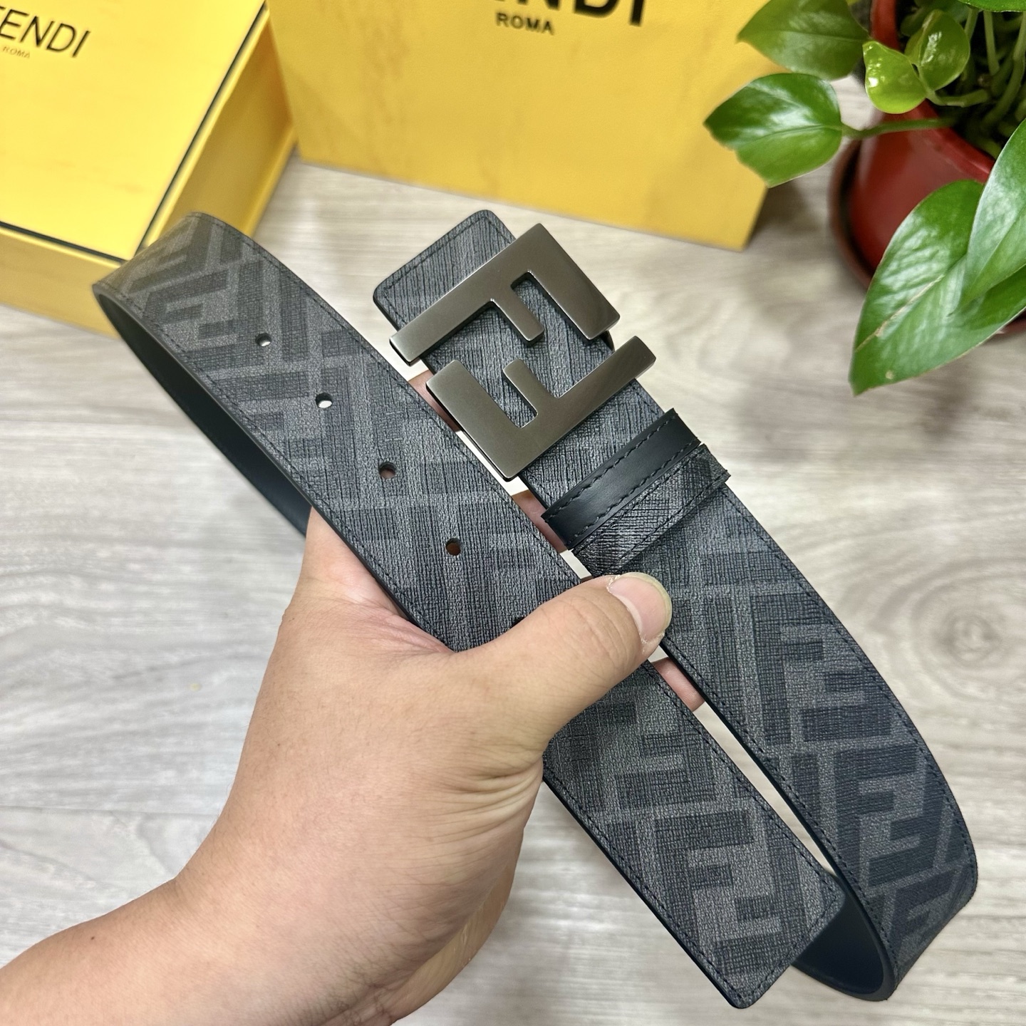 
     FENDI（芬迪）专柜同款 宽4.0CM 双环正反用腰带 FF按钉搭扣 黑色Cuoio  R