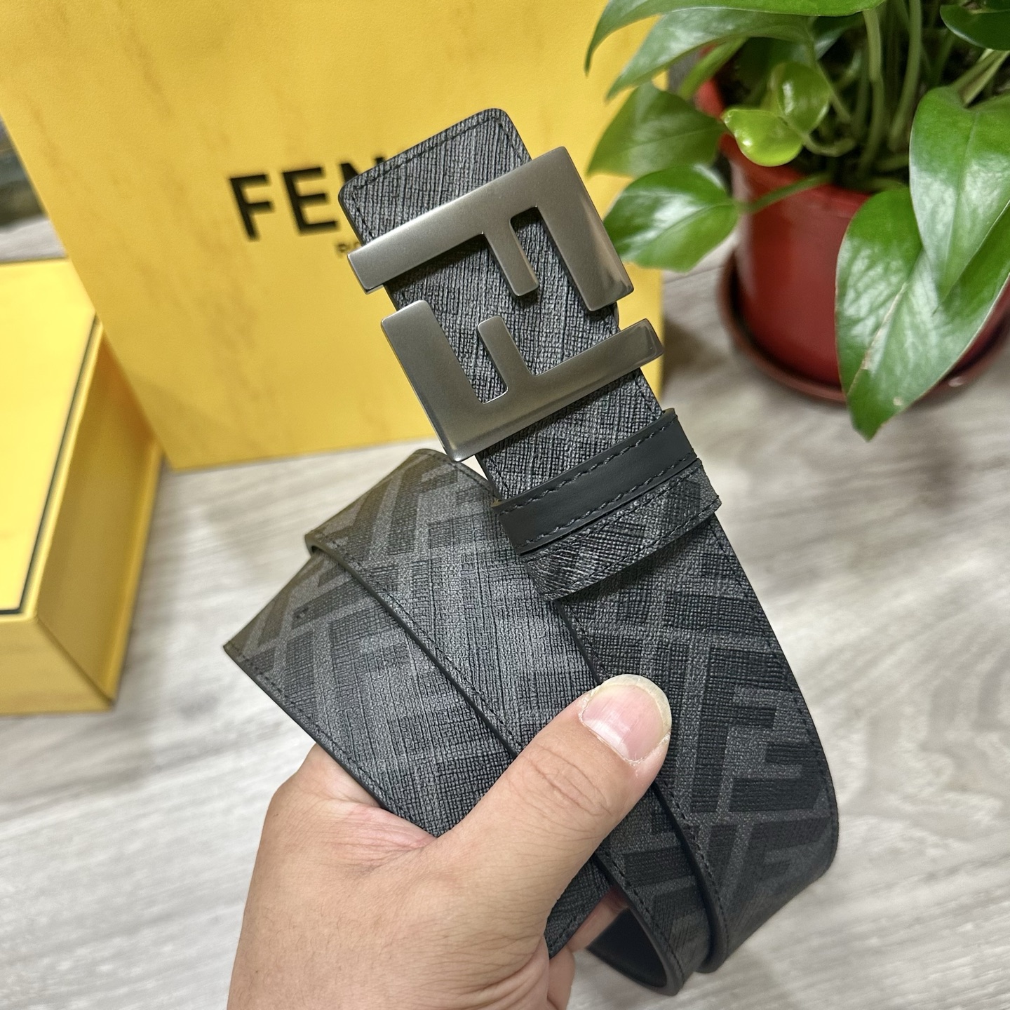 
     FENDI（芬迪）专柜同款 宽4.0CM 双环正反用腰带 FF按钉搭扣 黑色Cuoio  R